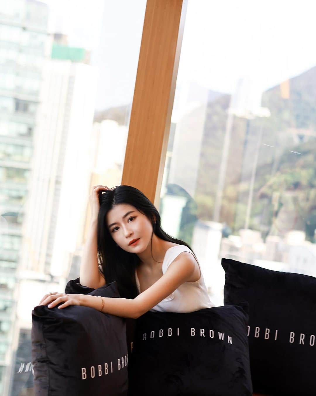 HauTung 巧童在這さんのインスタグラム写真 - (HauTung 巧童在這Instagram)「上星期去了 BOBBI BROWN EVENT，終於見識到韓國上妝的最新手法，鐵棒配合BOBBI BROWN 王牌 #蟲草抗氧修護精華粉底液，微光澤妝感輕薄透亮，有絲緞般的感覺～  一開始也在困惑「一泵緞光肌、兩泵奶油肌」真的能做到嗎？以鐵棒手法卻真能因應場合需要及膚況而調節用量 🫣 一泵提升肌膚質感，兩泵則重點修飾瑕疵  另外！蟲草抗氧修護底妝系列加入新成員：全新#蟲草臻萃煥活粉底霜  蘊含蟲草及人參精華等高效養膚成分，為肌膚賦予彈性及光澤，輕鬆達致妝養合一的效果  3 步化出微光透亮的完美底妝（向化妝師偷師時間） 1/ 妝前打底：蟲草抗氧修護精華底霜 2/ 完美底妝：蟲草抗氧修護精華粉底液或全新蟲草臻萃煥活粉底霜  3/ 全效定妝：蟲草抗氧修護微光蜜粉  立即登記 (https://bit.ly/46oQKv2) 到門市體驗15分鐘緞光底妝體驗，還可以換領粉底液及其他王牌產品體驗裝！  @bobbibrownhongkong #BobbiBrownHK #SkinPerfectingSerumPowered #緞光粉底液 #養膚粉底霜 #微光透亮柔如絲緞 #一泵緞光肌 #兩泵奶油肌」9月25日 16時36分 - hautunnng