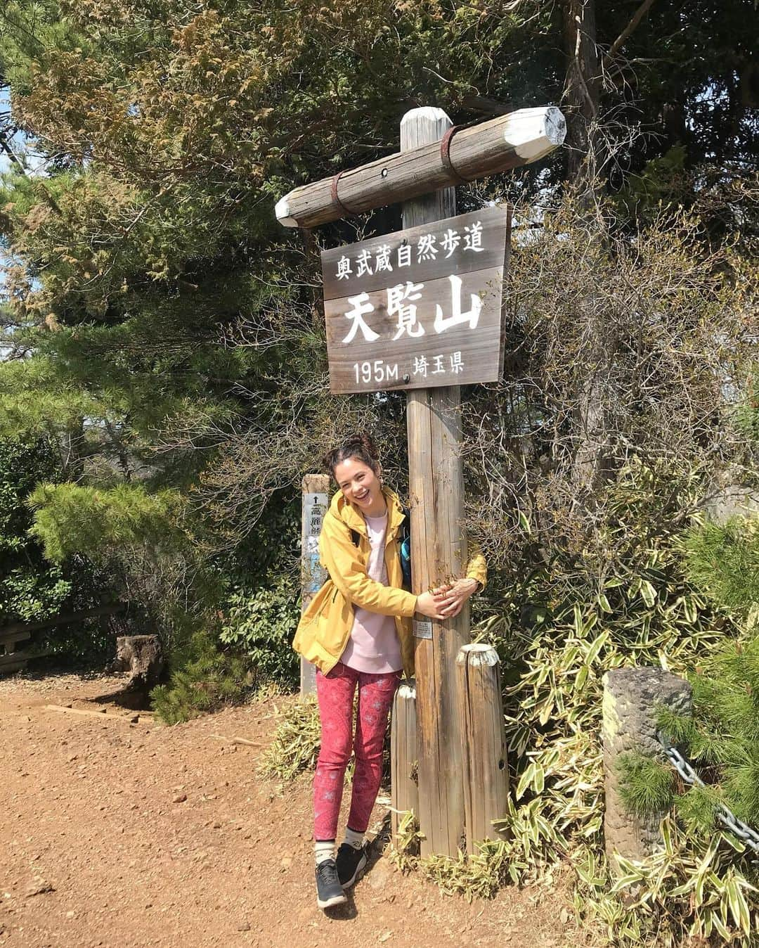 仲川希良のインスタグラム：「#ホォアナで山旅 3 ・ こちら東京グッと空気が乾いて 遅ればせながら一気に秋 夏の間はなかなか足が向かなかった低山歩きも楽しくなってきますね！ ・ 写真は気軽な山旅にとってもオススメな飯能市にある天覧山 20分もあれば頂上ですが見晴らしがとても良い山で 子連れハイキングにもピッタリ ・ 歩きごたえ的には多峯主山なども繋いでプチ縦走したいところですが このあたりは山が育んだ歴史を味わう街歩きも楽しみたい ・ かつて入間川上流から荒川へ流して江戸まで運んだ西川材 飯能が筏流しの中継地点として栄えた名残が今も街のあちこちに見られるのです (ぜひ歴史文化の下調べをオススメします) ・ ・ 街と山とを繋いで味わうようなハイキングの時こそホォアナ！ ワッフル生地のパンツは適度な保温力と肌離れの良さがあってこれからの時期のお気に入りです ・ こんなちょっとくすんだ赤なら派手すぎないかしら？ ホォアナを着るようになってから派手の感覚が麻痺してよく分からないのですが……笑 ・ ・ ・ #ホォアナデアルコ が30日までクラウドファンディング中！ #ホォアナで山旅 投稿で応援します🧡 ぜひ公式 @juanadearco.japan のクラファンページでホォアナの愛あるクリエーションをご覧ください♩ ・ #アウトドア #アウトドアコーデ #山旅 #登山 #トレッキング #ハイキング #キャンプ #親子アウトドア #親子登山 #飯能 #天覧山」