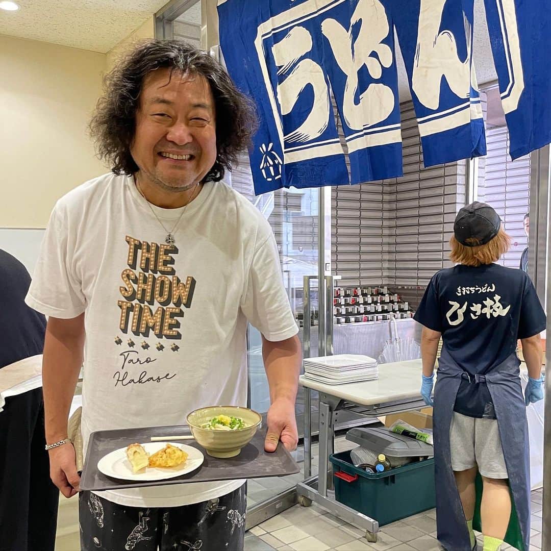 葉加瀬太郎のインスタグラム：「葉加瀬太郎コンサートツアー2023 THE SHOW TIME 高松公演にいらして下さった皆さま、満員御礼㊗️ありがとうございました。 超盛り上がって楽しかったね〜  大好きな高松で、大好きなおうどんを楽屋に差し入れていただきました！ 店ごと楽屋に来てくれて、もう最高すぎ。  THE SHOW TIMEシスターズも素晴らしいダンスを披露してくれました〜 ユナイテッドアーチャーズのKyokaちゃんとKaedeちゃん、ありがとう！  高松最高！高松万歳🙌🙌🙌  #葉加瀬太郎 #葉加瀬太郎コンサートツアー2023 #THE SHOW TIME #高松」