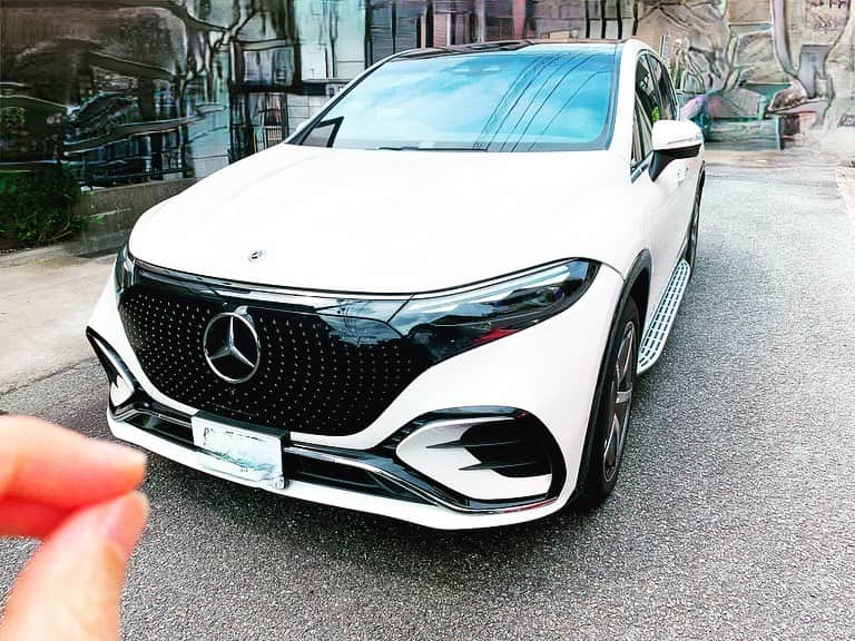 のインスタグラム：「こんにちは！！  『感情直結型ギタリスト』西川進です！！  愛車「Mercedes V220d」が車検中で、、、  代車のリストの中に「電気自動車」がありましたので、、、  せっかくなので、、、  ご厚意に甘えてお借りしました、、、。  「Mercedes EQS SUV」と言う車種です、、、。  https://www.yanase.co.jp/mercedes-benz/eqs_suv/  今まで電気自動車に乗ったことが無かったので、、、  興味津々で運転させていただきました、、、。  、、、もはや「未来の車」ですね、、、。  この後の進化はもはや、、、「空を飛ぶ」しかないのでは、、、（笑）  と言うくらい、、、  クールでハイテクで格好いい、、、  素晴らしい車でした、、、。  （めちゃくちゃ高価で緊張しましたが、、、（笑））  でも、、、ま、、、  「電気自動車」自体はまだまだ進化しそうですね、、、。  10年後は、、、どんな世の中になっているのでしょうか？  みなさまはどう思いますか？  今日と明日がみなさまにとって素敵な一日となりますように、、、。  #ミルベストショット #柴犬　#豆柴  ＿＿＿＿＿＿＿＿＿＿＿＿＿＿＿＿＿＿＿＿＿ ＿＿＿＿＿＿＿＿＿＿＿＿＿＿＿＿＿＿＿＿＿  株式会社 Emö SensatioN（Smash Room Group）は、  ベーシスト、キーボーディストを急募します！！  応募はこちらから！！  https://emosensation.com/wanted/  Smash Room Group https://smashroom.com  #ミル #愛犬　#白豆柴 #白い豆柴   #sayuras　#サユラス　#西川進　#ギター #ギタリスト　#guitarist #サウンドプロデュース #スマッシュルーム　#SmashRoom #サポートミュージシャン  #レコーディング　#ソロ　#EmöSensatioN　#エモセンセイション　  #ギター教室 #音楽教室 #レッスン #スクール #エモスク  #演奏　#楽器　#音楽」