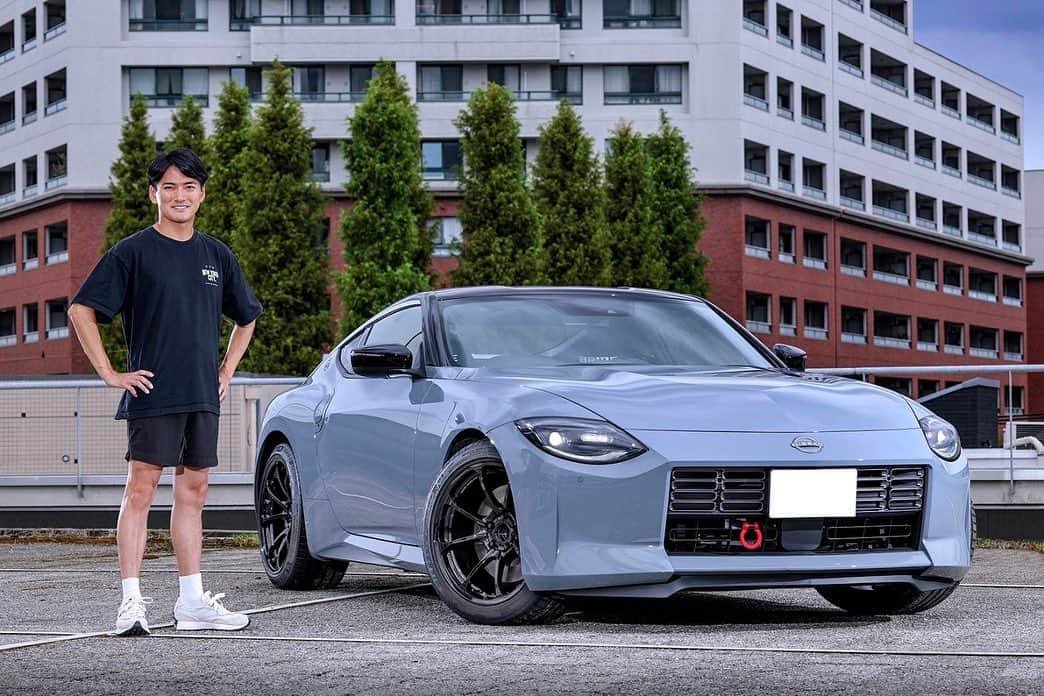 千代勝正のインスタグラム：「明日9月26日(火)発売の『REV SPEED 11月号』にて、愛車のフェアレディZとS15シルビアを取材して頂きましたので、ぜひご覧下さい📖  ご購入は書店かウェブで🐸」
