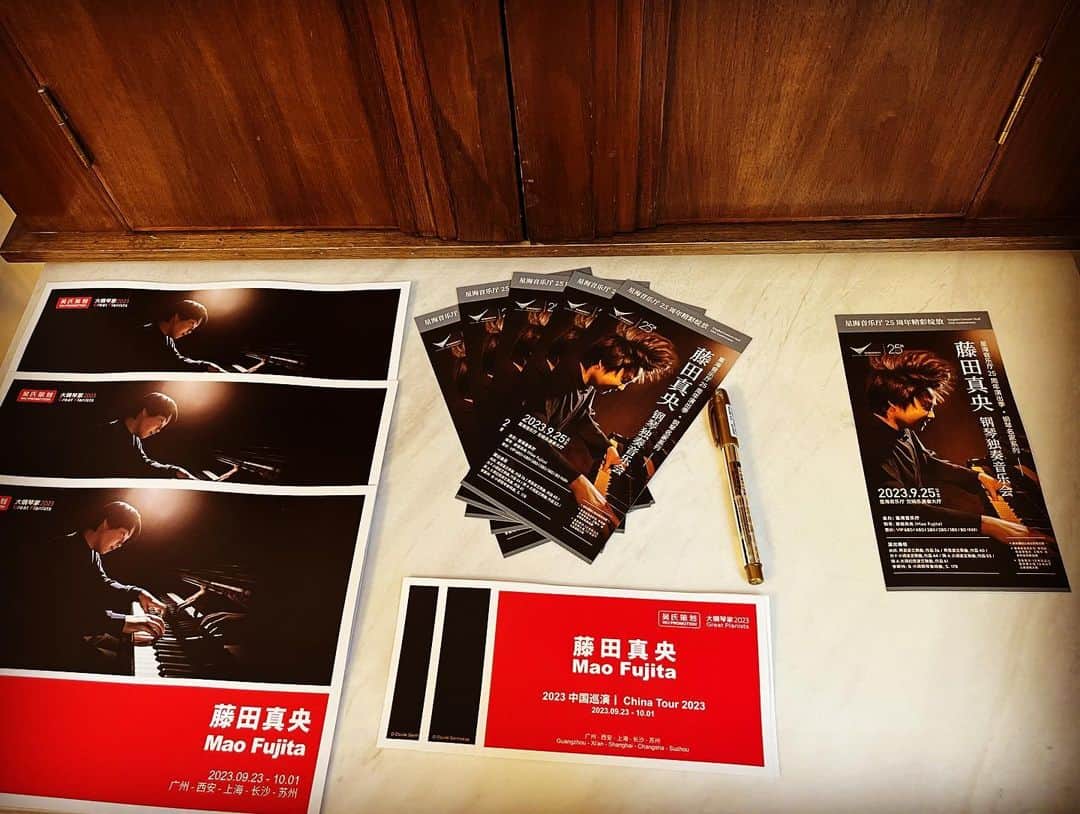 藤田真央さんのインスタグラム写真 - (藤田真央Instagram)「Hi dears, Now I’m now in Guangzhou, and will starting my Chinese tour from this evening. I will having 5 concerts in next few days. If you are around there, feel free to come and listen to it!  25th Sep, Guangzhou  26th Sep, Xi’an 27th Sep, Shanghai 29th Sep, Changsha  30th Sep, Suzhou  The recital program will be: Chopin polonaises op 26, op.40, op.44, op.53, op.61 Liszt sonata B minor  いやはや、毎度の如く時差がキツいですね。このプログラム、素晴らしい水準の高さですよ。」9月25日 16時42分 - maofujita_piano