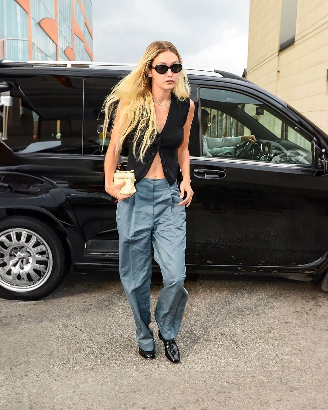 サントーニさんのインスタグラム写真 - (サントーニInstagram)「#MFW street style, cool girl edition. @gigihadid is captured in our #SantoniAndrea loafers while out and about in Milano during fashion week.   Photo credits: Backgrid  #SantoniFW23 #Santoni」9月25日 16時43分 - santoniofficial