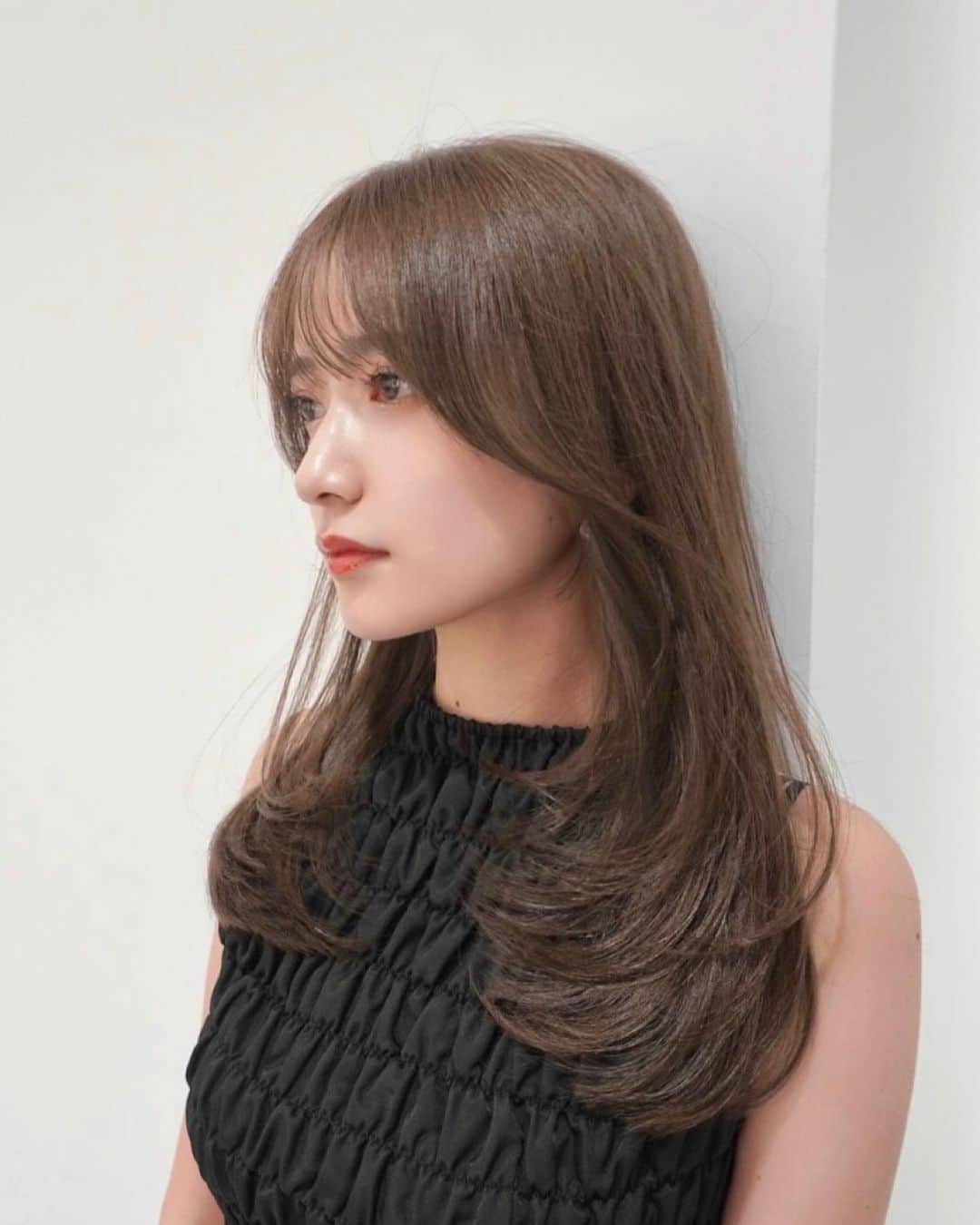 のインスタグラム：「𝗛𝘂𝗴 𝗹𝗮𝘆𝗲𝗿 𝗖𝘂𝘁 × 𝗔𝘂𝘁𝘂𝗺𝗻 𝗯𝗿𝗼𝘄𝗻 🤎 ㅤㅤㅤㅤㅤㅤㅤㅤㅤㅤㅤㅤㅤ ㅤㅤㅤㅤㅤㅤㅤㅤㅤㅤㅤㅤㅤ ㅤㅤㅤㅤㅤㅤㅤㅤㅤㅤㅤㅤㅤ▫️ダブルカラーでつくる秋の " 垢抜け美人カラー" ㅤㅤㅤㅤㅤㅤㅤㅤㅤㅤㅤㅤㅤ ▫️ストレートでも巻いても可愛い包み込むハグレイヤー  ▫️前髪は長め /センターパート or 2way bang ㅤㅤㅤㅤㅤㅤㅤㅤㅤㅤㅤㅤㅤ ㅤㅤㅤㅤㅤㅤㅤㅤㅤㅤㅤㅤㅤ 1枚目 : 内巻きワンカール 2枚目 :外巻きウェーブ  今、大人気のレイヤースタイルは 内巻きに巻けばトレンド大本命なレイヤーストレート 外巻きに顔まわりを巻けば、上品なウェーブスタイルに🤍 ㅤㅤㅤㅤㅤㅤㅤㅤㅤㅤㅤㅤㅤ  - 𝐌𝐄𝐍𝐔 - 𝐜𝐮𝐭 + 𝐩𝐫𝐞𝐦𝐢𝐮𝐦 𝐰 𝐜𝐚𝐫𝐞 𝐜𝐨𝐥𝐨𝐫 + 𝐛𝐲𝐤𝐚𝐫𝐭𝐞 𝐭𝐫𝐞𝐭𝐦𝐞𝐧𝐭 ㅤㅤㅤㅤㅤㅤㅤㅤㅤㅤㅤㅤㅤㅤㅤㅤㅤㅤㅤㅤㅤㅤㅤㅤㅤㅤ - 𝐏𝐑𝐈𝐂𝐄 - ▫️𝐜𝐮𝐭 ¥8400 ▫️ 𝐩𝐫𝐞𝐦𝐢𝐮𝐦 𝐰 𝐜𝐚𝐫𝐞 𝐜𝐨𝐥𝐨𝐫 ¥22800~ ▫️ 𝐛𝐲𝐤𝐚𝐫𝐭𝐞 𝐭𝐫𝐞𝐭𝐦𝐞𝐧𝐭 ¥8500~ ㅤㅤㅤㅤㅤㅤㅤㅤㅤㅤㅤㅤㅤ - 𝐌𝐀𝐏 - 𝐒𝐇𝐈𝐌𝐀 𝐆𝐈𝐍𝐙𝐀 (銀座駅 A2出口 徒歩30秒) 東京都 中央区 銀座５丁目７−６ I Liv 7F」