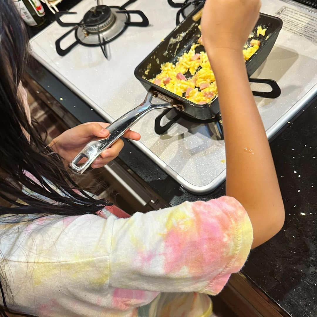 西山茉希さんのインスタグラム写真 - (西山茉希Instagram)「『お弁当を作ることにしたから！』と、 彼女達なりのプレゼント企画。  #抱えるそれぞれ卵2個 #９歳の卵焼き #７歳のスクランブルエッグ #得意な卵祭で祝福弁当  『ママ、あと何いれる？🙄🙄』 。。。なるほどですね。  仕上げと片付けはまだこちらの担当らしいけど、 最高のプレゼントになったんじゃない？😋✨  #お金じゃ買えないプレゼント #2人の発案に星3つ⭐️⭐️⭐️ #成長記録✍️」9月25日 16時43分 - maki.nshiyama50