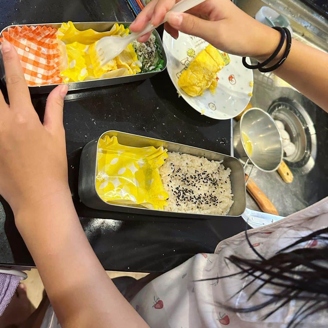 西山茉希さんのインスタグラム写真 - (西山茉希Instagram)「『お弁当を作ることにしたから！』と、 彼女達なりのプレゼント企画。  #抱えるそれぞれ卵2個 #９歳の卵焼き #７歳のスクランブルエッグ #得意な卵祭で祝福弁当  『ママ、あと何いれる？🙄🙄』 。。。なるほどですね。  仕上げと片付けはまだこちらの担当らしいけど、 最高のプレゼントになったんじゃない？😋✨  #お金じゃ買えないプレゼント #2人の発案に星3つ⭐️⭐️⭐️ #成長記録✍️」9月25日 16時43分 - maki.nshiyama50