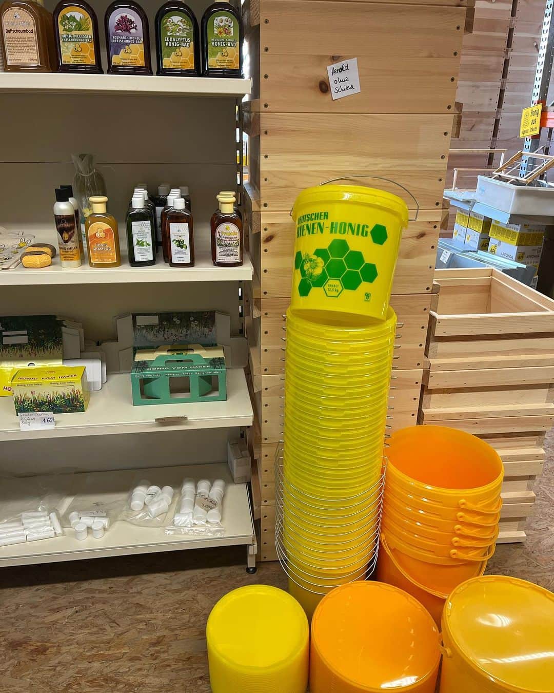赤坂沙世さんのインスタグラム写真 - (赤坂沙世Instagram)「蜂蜜巡り in Germany  日本の市販で売られている蜂蜜は効率化の為に製品化する際に蜂蜜を熱処理してるものがほとんど。でも熱を加えてしまうと蜂蜜の中の酵素や豊富な栄養素が全部なくなってしまう。それ以外にも水飴で薄めてあったりね…これでは本物の蜂蜜とは言えない。  ヨーロッパには非加熱でオーガニックの本物の蜂蜜がたくさん🍯 土地が広いし、蜂もたくさんいるし、冬場でも蜂が生き残っていける環境が残されてるし、蜂蜜に関する厳しい規制もあるし、日本より使用されてる農薬も格段に少ないから、安心で質の高い本物の蜂蜜がたくさんある🍯 ドイツ•ミュンヘンにはお家の庭で小さく養蜂をやってる人がたーくさんいて、家先の無人ポストで売ってたり、養蜂家同士が繋がっていたりと、ちゃんとカルチャーが出来上がっていた🐝🐝🐝✨  写真1〜4枚目 ミュンヘンから少し離れた所にある養蜂道具屋さんでは、養蜂に必要な道具がたくさん揃っていて、養蜂家さんがニッチな道具を買いに来ていた💡私もいつか養蜂をやりたいから、蜂蜜収穫用の黄色可愛いバケツを買った🐝✨  写真5.6.7.8枚目 ハニービレッジに行って来たよ🍯 ドイツの南西のseegという小さな街はハニービレッジと呼ばれていて、ここの施設で蜂の生態や養蜂についてレクチャーを受けて来た✨蜂がたくさんいて可愛かった😍全然怖くなくてむしろ刺されたかった🐝❤️笑 工場で使われる本格的な機械もみれたよ。  🐝~*•’ 写真9.10枚目 ドイツには蜂蜜純正法という厳しい法律があって、その規制に則って作られた蜂蜜が純正蜂蜜と呼ばれている。そしてその蜂蜜がほんとーに美味しいんだ😳身体の全細胞が目を覚ます感じ笑。 純正蜂蜜や他の蜂蜜も売ってる私のミュンヘンで一番お気に入りのハニーストアは写真を撮り忘れた😙けど、私の一年分の蜂蜜コレクションとお土産用に買った蜂蜜達の写真🍯 Btw蜂毒のクリームがめちゃくちゃいいっ😳✨もっとたくさん調べようっと🐝✨！  David 私の興味のある所にたくさん連れてってくれてありがとー❤️✨」9月25日 19時00分 - sayoakasaka