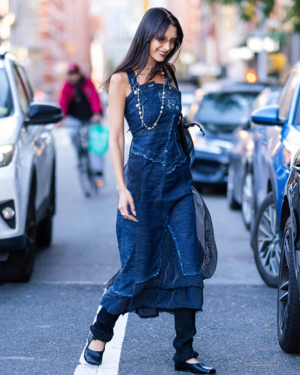 Vogue Australiaのインスタグラム：「For almost any fashion-minded, style-obsessed, blossoming expert shopper out there, thrifting is a ritual of sacred proportions. With such a high turnover of thrifted and vintage clothes, we end up consuming and then discarding items just as much as we would fast fashion. Or at the very least, make poor decisions that we'll later have irremediable buyers remorse about before going out and doing it all over again. So, at the link in our bio, 6 things you need to consider, before you shop vintage to get the most out of thrifting.  📷 Getty Images」