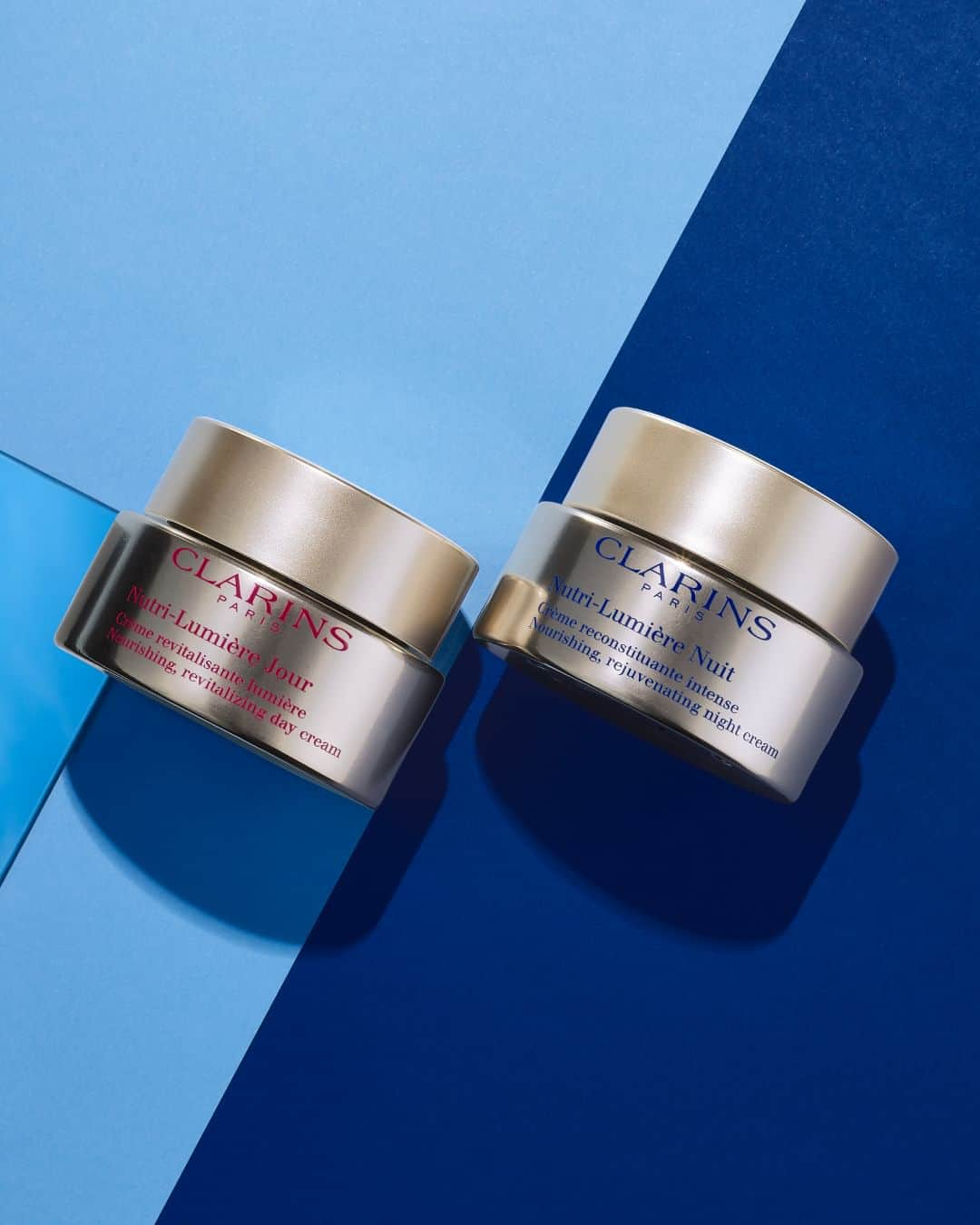 Clarins Italiaさんのインスタグラム写真 - (Clarins ItaliaInstagram)「Più protezione di giorno, più nutrimento di notte. Sei pronta ad affrontare tutte le sfide quotidiane, con un aspetto fresco e radioso?  🌙 La notte è il momento in cui i sogni diventano realtà... anche per la tua pelle! Mentre dormiamo, infatti, il metabolismo della nostra pelle si attiva e le cellule dell'epidermide si rinnovano fino a otto volte più velocemente di quanto non accada durante il giorno. In questa fase, la pelle innalza la barriera dello strato corneo, la parte più superficiale, che svolge una funzione protettiva durante il giorno dalle aggressioni.   In occasione della #GiornataMondialeDeiSogni, raccontaci nei commenti quali sono i tuoi sogni di bellezza!   #Clarins #ClarinsItalia #ClarinsBeauty #GiornataDeiSogni #Dream #beautydreams」9月25日 16時45分 - clarinsitalia