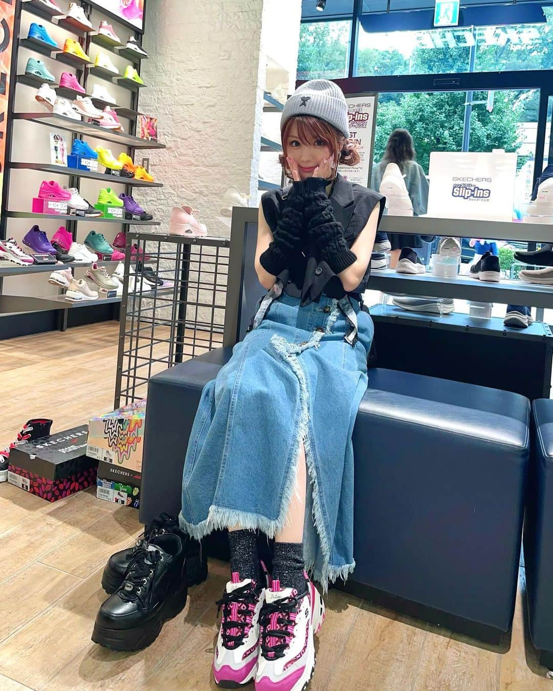 田中れいなさんのインスタグラム写真 - (田中れいなInstagram)「. SKECHERSのインスタ見よったら  めちゃくちゃかわいいの見つけたけんお店に行ってきた❣️  やっぱり実物もかわいかったー!!! ハイカットの靴探しよったけん嬉しい♪̊̈♪̆̈ 5枚目の3足ゲットしました👟✨️  ※ハイカットの靴でもし厚底見つけたら教えてください🙇🏻‍♀️🤍 ・‥…━━━☞・‥…━━━☞ #SKECHERS #スケッチャーズ #スニーカー」9月25日 16時45分 - tanakareina.lovendor