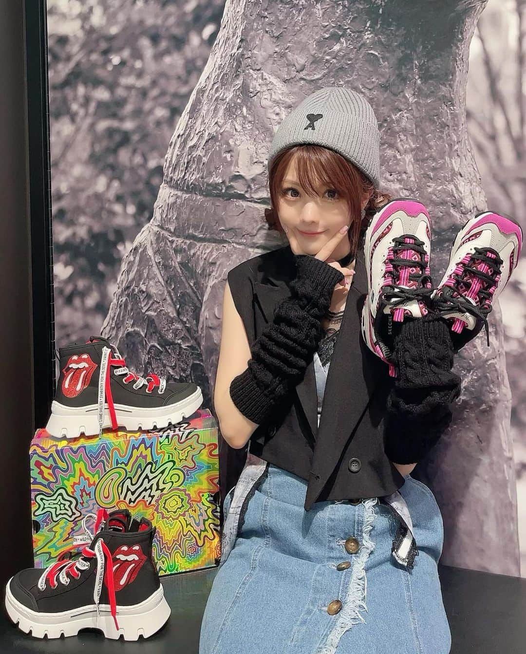 田中れいなさんのインスタグラム写真 - (田中れいなInstagram)「. SKECHERSのインスタ見よったら  めちゃくちゃかわいいの見つけたけんお店に行ってきた❣️  やっぱり実物もかわいかったー!!! ハイカットの靴探しよったけん嬉しい♪̊̈♪̆̈ 5枚目の3足ゲットしました👟✨️  ※ハイカットの靴でもし厚底見つけたら教えてください🙇🏻‍♀️🤍 ・‥…━━━☞・‥…━━━☞ #SKECHERS #スケッチャーズ #スニーカー」9月25日 16時45分 - tanakareina.lovendor