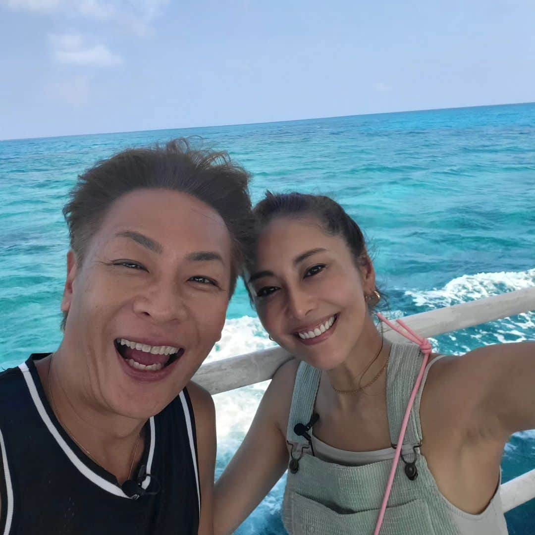 小椋ケンイチ(おぐねー)さんのインスタグラム写真 - (小椋ケンイチ(おぐねー)Instagram)「旅番組でサイパンへ✈️🌴✨ 僕にとってサイパンは第2の青春の場所‼️ 人生を変えた想い出の土地です✨ 大学の同級生と21才の時に僕の誕生日も兼ねて男女6人で訪れてのが最初✨ 30才ころからグラビアのヘアメイクの仕事が忙しくなり沢山の海外ロケに連れて行ってもらいました‼️ その中でもサイパンはダントツ‼️wあの時代は１日２便成田からサイパン行きがあって 漫画誌の表紙やグラビアアイドルの写真集、DVD等 日本から3時間半で行ける常夏の島サイパンは撮影に人気の場所でした☀️ 多い月は10日ほど滞在してて六本木にいるよりサイパンにいると言われてたくらいw 40回くらいは行ってると思う😁w おぐねぇーって名前もサイパンでタレントさんたちから言われるようになったのも イエローキャブの野田社長にタレントにスカウトされたのもサイパン🌴w 僕の人生の要はサイパンで起こりましたw それくらい馴染みのサイパンも 今は週3便しか成田から飛んでいなくて 名前も聞かなくなってきてたけど 20年振りに訪れるサイパンはほとんど僕の知ってるお店もホテルもなくて驚き👀‼️の連続‼️ でも変わらないのは美しい自然 あまり日本人が訪れなくなったからか自然がそのまま残っています✨ 大人になって訪れるサイパンは まさにリトリート✨ 何もないから焦らず何をしようかゆっくり考えられる場所✨ とりあえず思い浮かばなかったら美しい海を見ているだけで🆗✨ そんな大人にふさわしい南国サイパンの魅力をたっぷり番組でお伝えします📺️❇️ 9月30日　午後1時～1時54分 BS朝日にて放送します😉 是非是非ご覧下さい‼️ BS朝日のHPが公開されましたー！ https://www.bs-asahi.co.jp/retreat/ #サイパン＠mymarianas_mva」9月25日 16時55分 - kenichi_ogura