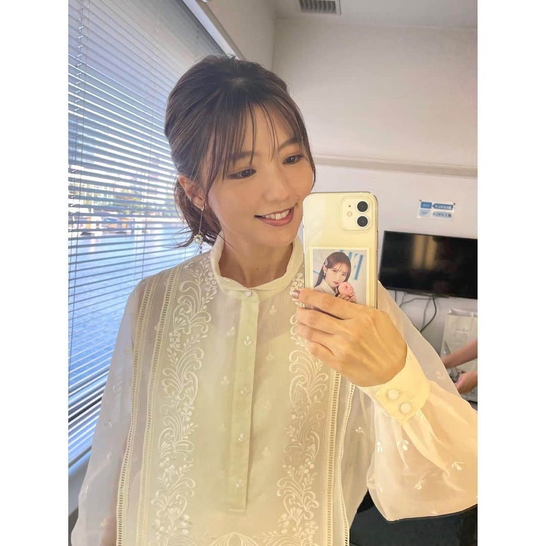 真野恵里菜さんのインスタグラム写真 - (真野恵里菜Instagram)「衣装🤍 オールホワイトにした日！ そして珍しくパンツコーデです🫧 日本に帰って来てから仕事が出来る機会が増えて たくさん衣装を用意していただけるので 今日はどんな感じにする？って考える時間が楽しい🤭 ネイルも衣装の雰囲気に合わせてみました✨ . . トップス @amerivintage  パンツ @studious_official  ブーツ @dianashoespress  . . 【お知らせ】 9月26日 18:25〜20:54 テレビ東京「世界が騒然！本当にあった(秘)衝撃ファイル」 ゲスト出演します📺 本当にい衝撃なVTRがたくさんで 何回も驚いたし鳥肌立ちました🥹 皆さんも、衝撃を受けてください！笑 #衣装 #オールホワイトコーデ  #白コーデ #見てね . . 4枚目は #いつも推しと一緒  kep1erのカムバ楽しみ！！CD届くの楽しみ🥹🤍」9月25日 16時51分 - erinamano_official