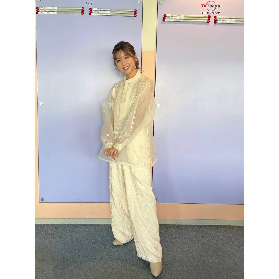 真野恵里菜さんのインスタグラム写真 - (真野恵里菜Instagram)「衣装🤍 オールホワイトにした日！ そして珍しくパンツコーデです🫧 日本に帰って来てから仕事が出来る機会が増えて たくさん衣装を用意していただけるので 今日はどんな感じにする？って考える時間が楽しい🤭 ネイルも衣装の雰囲気に合わせてみました✨ . . トップス @amerivintage  パンツ @studious_official  ブーツ @dianashoespress  . . 【お知らせ】 9月26日 18:25〜20:54 テレビ東京「世界が騒然！本当にあった(秘)衝撃ファイル」 ゲスト出演します📺 本当にい衝撃なVTRがたくさんで 何回も驚いたし鳥肌立ちました🥹 皆さんも、衝撃を受けてください！笑 #衣装 #オールホワイトコーデ  #白コーデ #見てね . . 4枚目は #いつも推しと一緒  kep1erのカムバ楽しみ！！CD届くの楽しみ🥹🤍」9月25日 16時51分 - erinamano_official