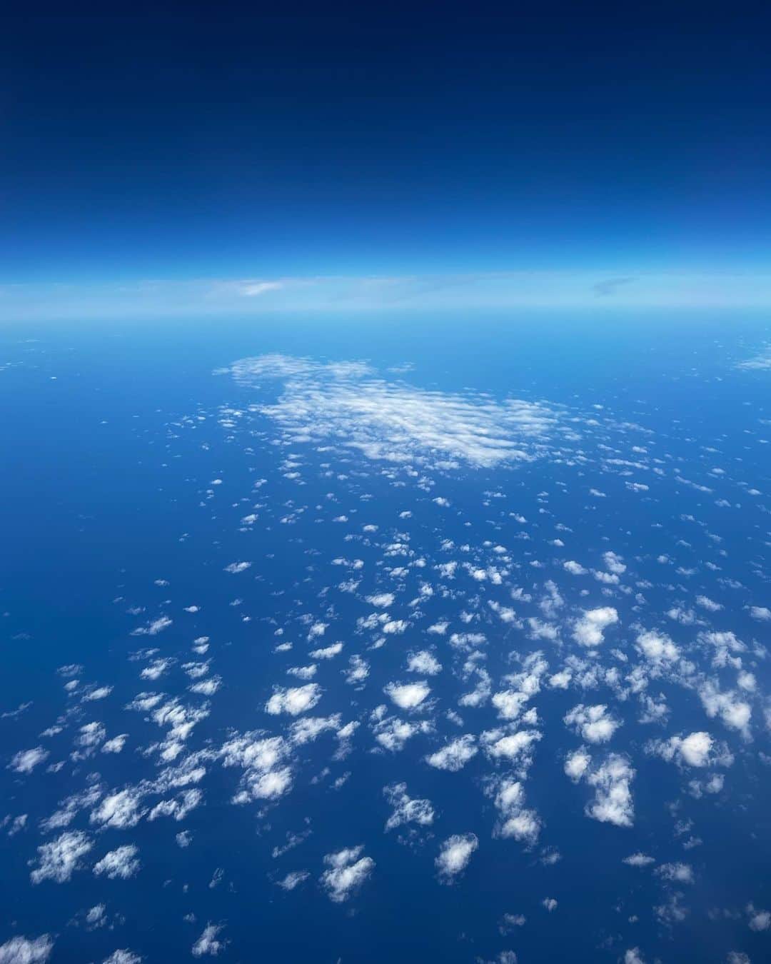 佐藤彩のインスタグラム：「飛行機からの景色🛫  雲が 魚の群れみたいに見える🐟 雲がなんか低い😳 影まで見えてるし🫢  この水平線…？ なんだか 地球の輪郭を見ているみたい😳🌏  これは夢の時間にちょっと近い景色かも🫢？ . . ほぼ宇宙に行って  やっぱり 地球は青かった！って この目で見て言いたい🥹  これが 今の私にとって1番壮大な夢☺️✨  いつか叶いますように✨  #飛行機からの景色 #秋の空 #秋の雲 #魚みたいな雲 #地球の輪郭 みたい #私の夢 #ほぼ宇宙 へ #行く #空を眺めるのが好き #雲を見るのが好き」