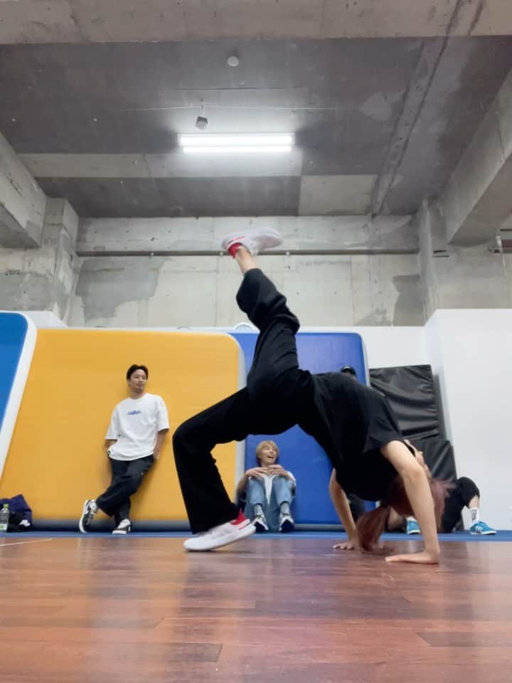魚地菜緒のインスタグラム：「Practice☺️🌷 . 後ろではエイトロックスのメンバーが 私の動きに効果音をつけてあそんでいます🐣 . . . . #bboy #bgirl #breakdance #2000 #acrobatic  #kose #kose8rocks  #underarmour #powermoves #breaking #powermoves  #アンダーアーマー  #ブレイクダンス」