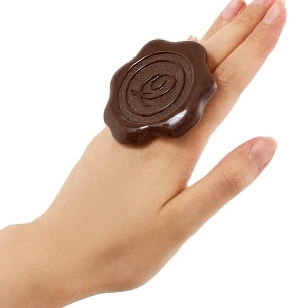 キューポットさんのインスタグラム写真 - (キューポットInstagram)「*⁠ 【PICK UP】~Sealing Chocolate~ Did you know that sealing wax, used by European aristocrats in the Middle Ages, was a symbol of authenticity? Q-pot. brings a modern twist to this timeless tradition with their sweet and melt-in-your-mouth chocolate. 🍫✨⁠ ⁠ https://intl.q-pot.jp/collections/sealing-chocolate⁠ ⁠ ⁠ #qpot #キューポット #sweetsaccessory #sweetslover #sweetstagram #madeinjapan #japanmade #japan #ootd ⁠ #jewellerylover #accessories #outfit #fashion #style #fashionjewelry #jewelrydesign #instajewelry #jewellery #shopping #fashionista #instafashion #handmade #jewelleryaddict  #jewelrygram #necklace #handmadejewelry」9月25日 16時56分 - press_qpot_international