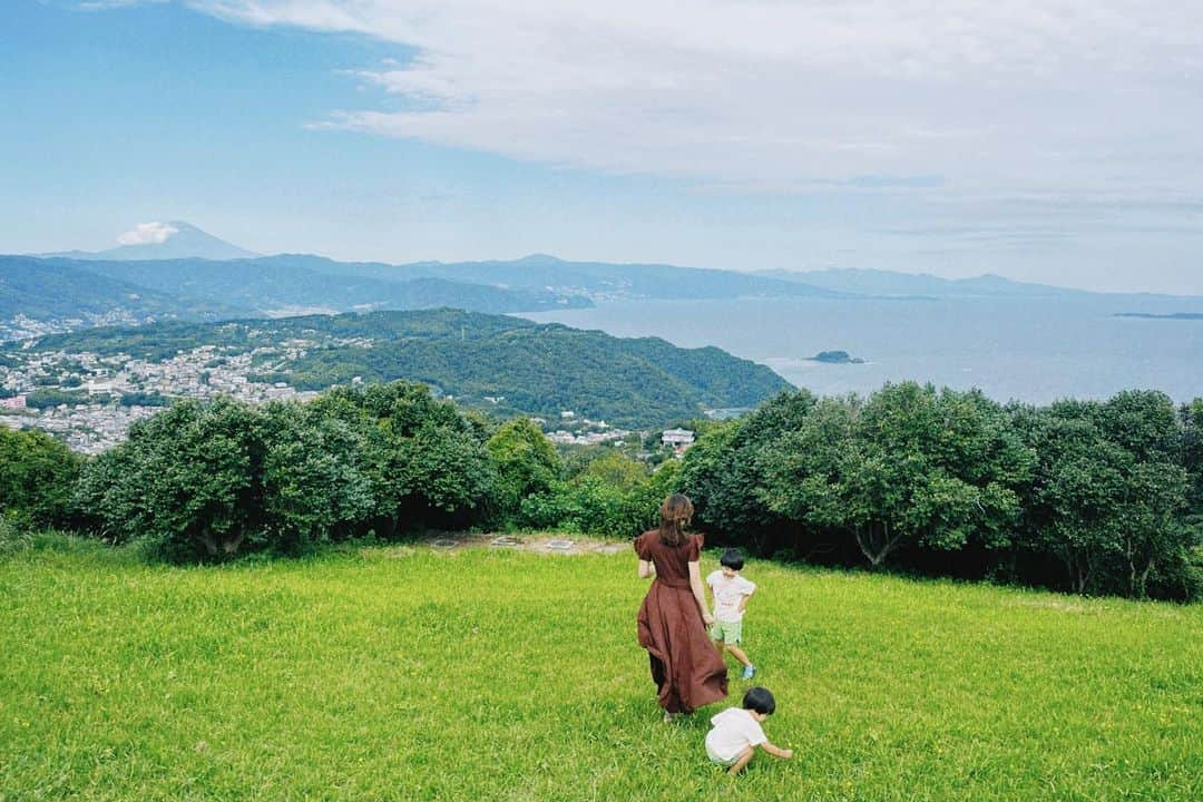 日下部ゆいこのインスタグラム：「. . 週末の伊東旅行。 仲良しファミリー三家族と。 . . 小室山、初めてだったけど 素敵でした。 三枚目は「ゆいこちゃん、お花〜」の長男。 どうしてもと持ち歩いた 数ある中で選んだポケモンの名前は 忘れたらしいです(え、なんで選んだ) 一気に涼しくなって 上着を失念していたことだけが後悔。 . . #旅行#家族旅行#伊東#小室山#男の子#男の子ママ#男の子兄弟#五歳#二歳」