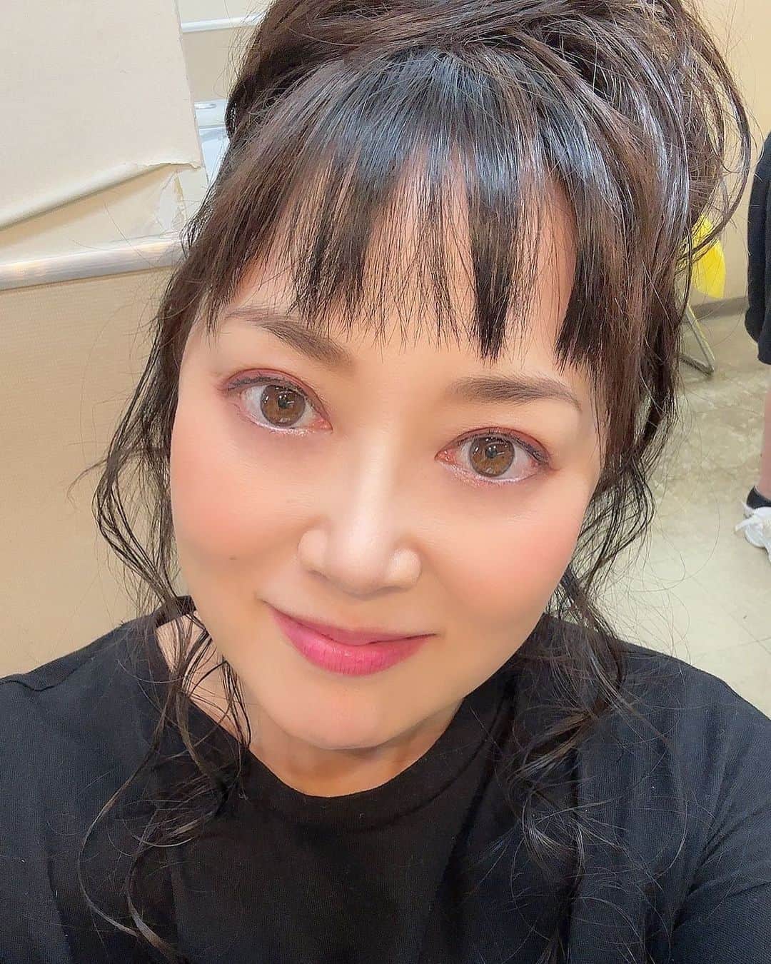 大西結花のインスタグラム：「ちょこっとご無沙汰しておりました♡ ようやく涼しくなってきましたねー。 ほんとこの夏はひどく暑かった！（しかしまた暑くなるそうですが💦） 時差投稿になりますが、ちょこちょこ上げていきまーす❤️  ⭐️これは7/29ライブの時の夜ステージ用ヘアメイク💄🎀  #大西結花 #yukaonishi #yuka #80s #80年代アイドル #japanese #japaneseidol #live #ライブ #メイク #makeup #ポニーテール」