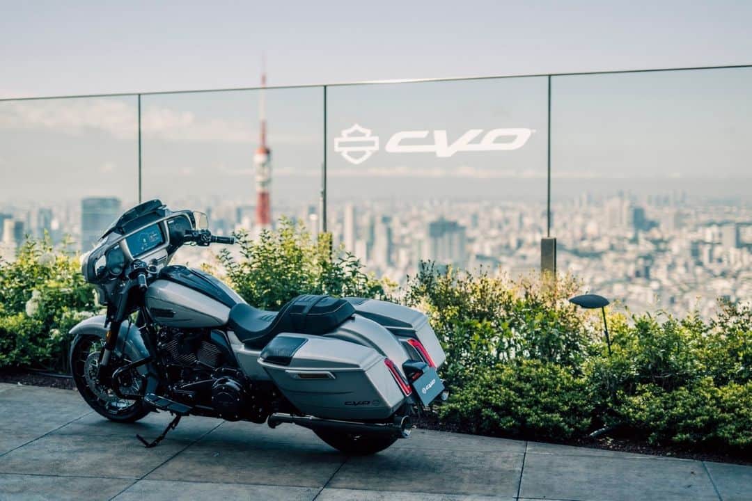 Harley-Davidson Japanさんのインスタグラム写真 - (Harley-Davidson JapanInstagram)「新型CVOデビューフェア 11/12(日)まで全国の正規ディーラーで開催中 『FEEL THE CRAFTSMANSHIP ～匠の技と情熱が融合した、最高峰モデルを体感しよう』  デリバリーまもない新モデルを期間限定で展示。期間中ご成約のお客様には、最高峰のCVOシリーズに相応しい上質なリゾートをお楽しみいただける星野リゾートの宿泊券（5万円分）を進呈します。（掲載写真は「界　阿蘇」）過去最高の排気量 1977ccを誇る新たな空冷 V ツイン、Milwaukee-Eight® VVT 121 エンジンを搭載し、大幅に進化した新デザインとCVOならではの精巧なカラーリングが特長の両モデルの魅力を、ぜひ店頭でお確かめください。  「CVO ストリートグライド」と「CVO ロードグライド」2モデルが揃って登場し、跨っていただきエンジン始動ができる*特別キャラバンも実施中。今週末9/30(土) 10/1(日)はH-Dバルコムマリーナベイで開催します。*ご試乗はできません  詳しくはキャンペーンページへ https://www.h-d.com/jp/ja/tools/offers/dealer-event-campaign.html  #ハーレーダビッドソン #HarleyDavidson #UnitedWeRide #CVOStreetGlide #CVORoadGlide #CVOストリートグライド #CVOロードグライド #星野リゾート」9月25日 17時00分 - harleydavidsonjapan
