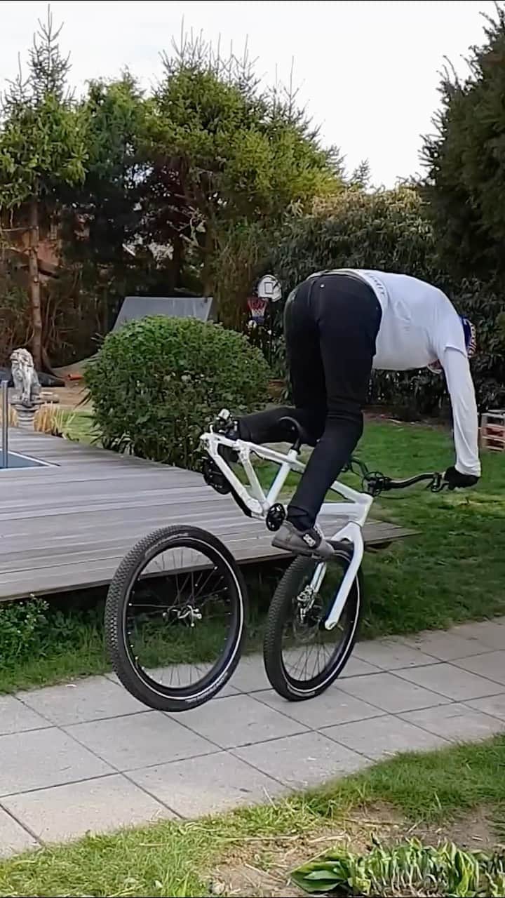 レッドブルのインスタグラム：「@wibmerfabio quite literally has eyes in the back of his head 😏  #redbull #givesyouwiiings #MTB #bike」