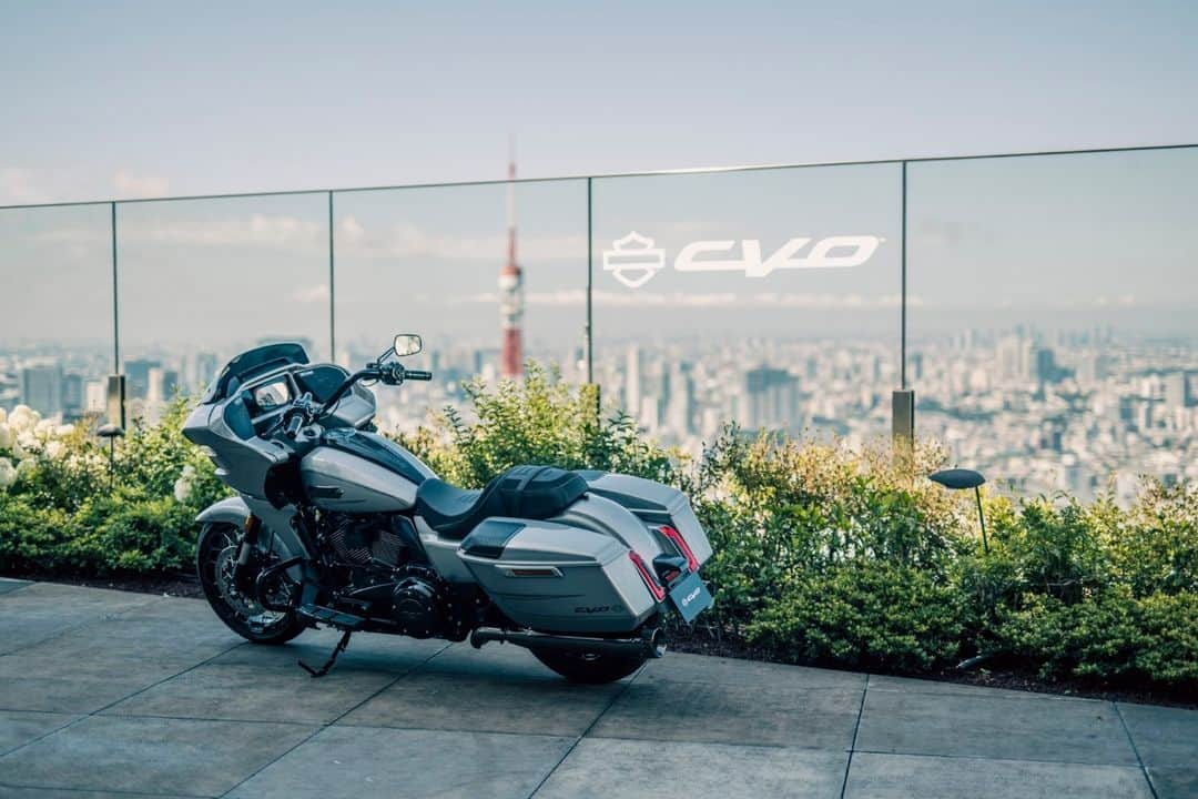 Harley-Davidson Japanさんのインスタグラム写真 - (Harley-Davidson JapanInstagram)「新型CVOデビューフェア 11/12(日)まで全国の正規ディーラーで開催中 『FEEL THE CRAFTSMANSHIP ～匠の技と情熱が融合した、最高峰モデルを体感しよう』  デリバリーまもない新モデルを期間限定で展示。期間中ご成約のお客様には、最高峰のCVOシリーズに相応しい上質なリゾートをお楽しみいただける星野リゾートの宿泊券（5万円分）を進呈します。（掲載写真は「界　阿蘇」）過去最高の排気量 1977ccを誇る新たな空冷 V ツイン、Milwaukee-Eight® VVT 121 エンジンを搭載し、大幅に進化した新デザインとCVOならではの精巧なカラーリングが特長の両モデルの魅力を、ぜひ店頭でお確かめください。  「CVO ストリートグライド」と「CVO ロードグライド」2モデルが揃って登場し、跨っていただきエンジン始動ができる*特別キャラバンも実施中。今週末9/30(土) 10/1(日)はH-Dバルコムマリーナベイで開催します。*ご試乗はできません  詳しくはキャンペーンページへ https://www.h-d.com/jp/ja/tools/offers/dealer-event-campaign.html  #ハーレーダビッドソン #HarleyDavidson #UnitedWeRide #CVOStreetGlide #CVORoadGlide #CVOストリートグライド #CVOロードグライド #星野リゾート」9月25日 17時00分 - harleydavidsonjapan