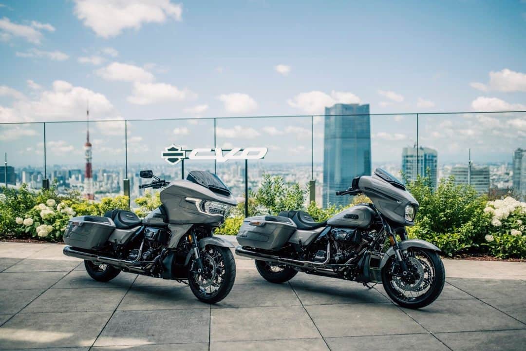 Harley-Davidson Japanのインスタグラム：「新型CVOデビューフェア 11/12(日)まで全国の正規ディーラーで開催中 『FEEL THE CRAFTSMANSHIP ～匠の技と情熱が融合した、最高峰モデルを体感しよう』  デリバリーまもない新モデルを期間限定で展示。期間中ご成約のお客様には、最高峰のCVOシリーズに相応しい上質なリゾートをお楽しみいただける星野リゾートの宿泊券（5万円分）を進呈します。（掲載写真は「界　阿蘇」）過去最高の排気量 1977ccを誇る新たな空冷 V ツイン、Milwaukee-Eight® VVT 121 エンジンを搭載し、大幅に進化した新デザインとCVOならではの精巧なカラーリングが特長の両モデルの魅力を、ぜひ店頭でお確かめください。  「CVO ストリートグライド」と「CVO ロードグライド」2モデルが揃って登場し、跨っていただきエンジン始動ができる*特別キャラバンも実施中。今週末9/30(土) 10/1(日)はH-Dバルコムマリーナベイで開催します。*ご試乗はできません  詳しくはキャンペーンページへ https://www.h-d.com/jp/ja/tools/offers/dealer-event-campaign.html  #ハーレーダビッドソン #HarleyDavidson #UnitedWeRide #CVOStreetGlide #CVORoadGlide #CVOストリートグライド #CVOロードグライド #星野リゾート」