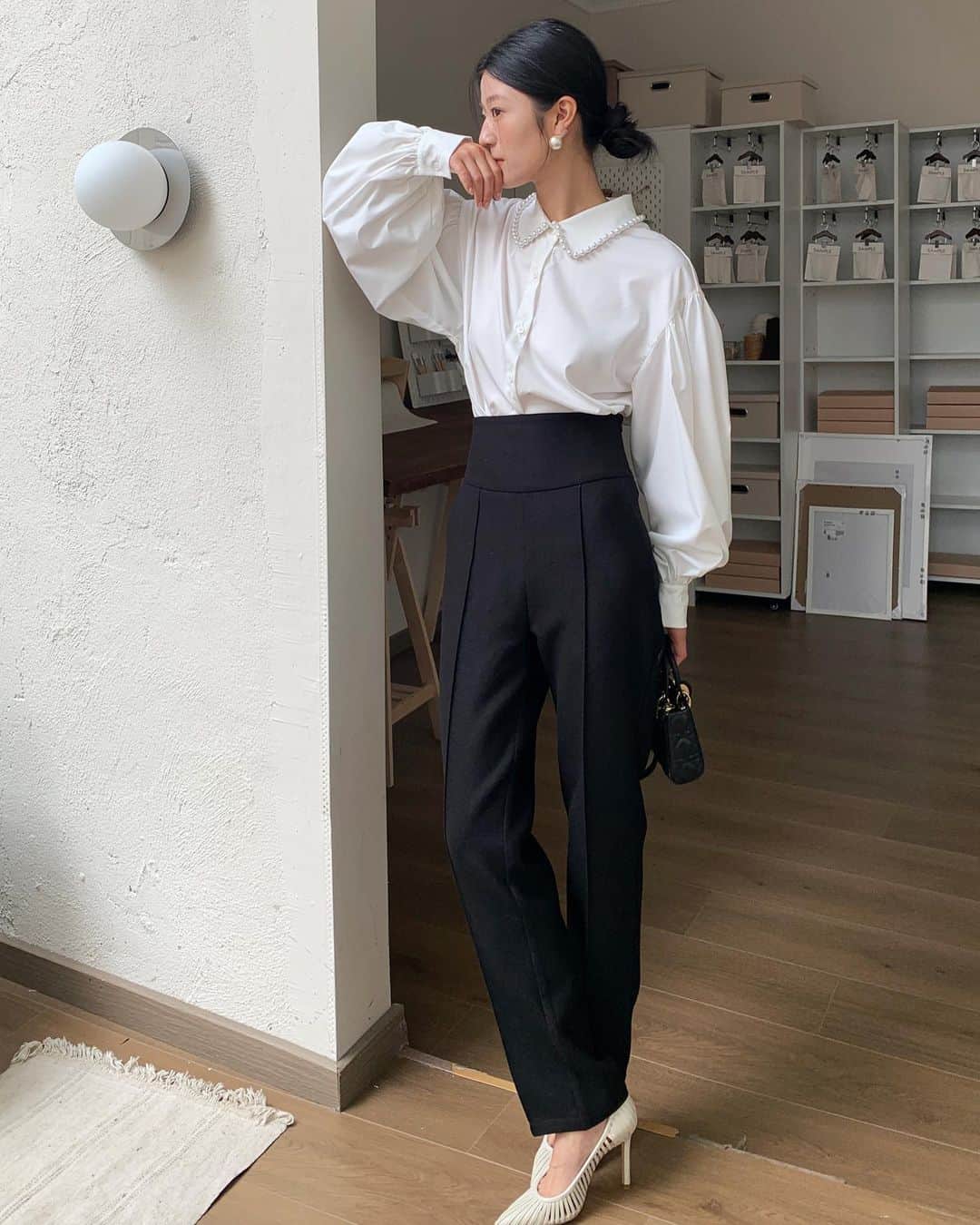 のインスタグラム：「EMI PANTS new color BLACK&IVORY登場中  今なら2色買いでお得にぽち😎 fw素材のあったか綺麗めpants、ぜひ今のうちにぽちってね♡」