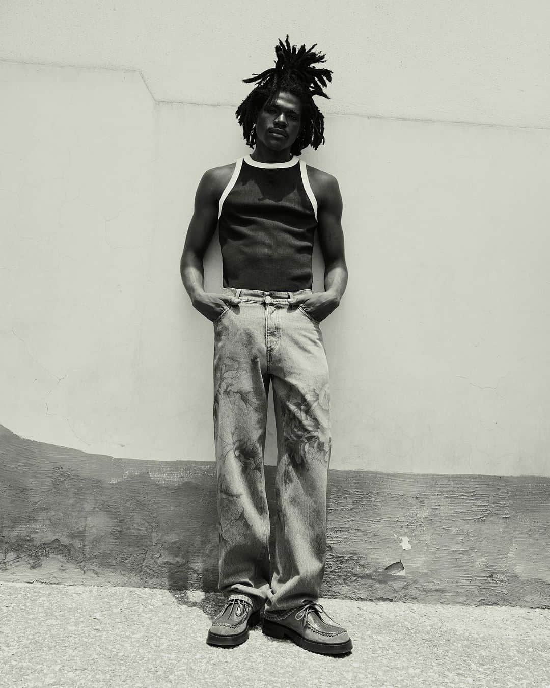 エイティーズのインスタグラム：「Prince in Fall Winter 2023 jeans.  Captured by David Nana Opoku Ansah.」
