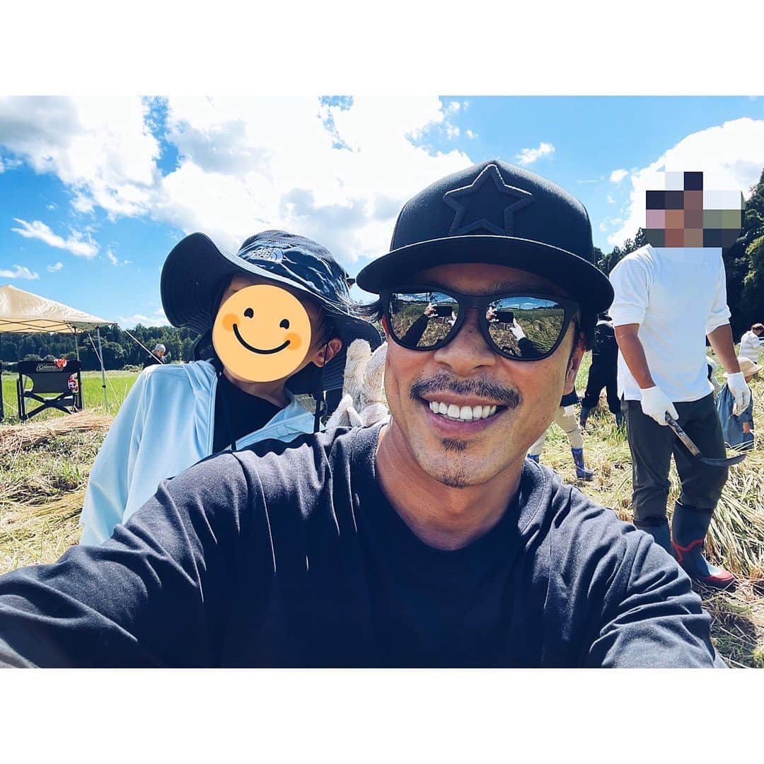 松本利夫のインスタグラム：「農業体験 パパ友ファミリーと 稲刈りをして来ました 息子はお米が出来るまでの過程を学び お米の一粒一粒を残さず食べる様になりました^ ^ 作業を終えてからの BBQで新米をいただきましたが 本当に美味しく感動でした✨  農家の皆さん 本当にありがとうございました🙏✨」