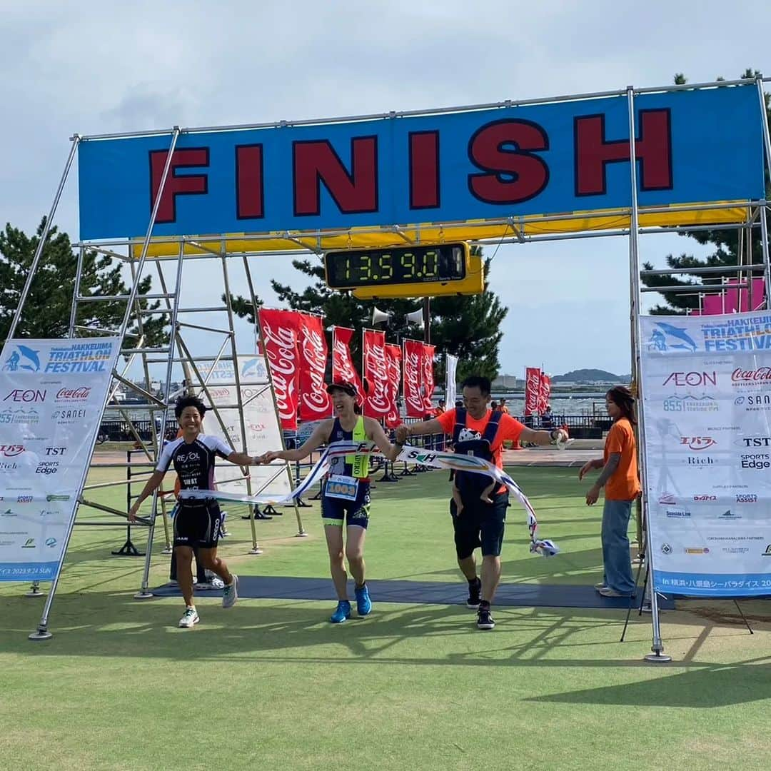 上田藍さんのインスタグラム写真 - (上田藍Instagram)「. ☀️☀️☀️☀️☀️☀️☀️☀️☀️☀️☀️☀️☀️   Yokohama Hakkeijima Triathlon Festival🐬✨ #yokohama #kanazawaku #hakkeijimaseaparadise #triathlon   🐬🐬🐬🐬🐬🐬🐬🐬🐬🐬🐬🐬🐬  昨日9/24(日)、神奈川県にて開催されました【横浜八景島トライアスロンフェスティバル】にハマトラ(横浜トライアスロンの愛称)アンバサダーとして参加をさせていただきました🌟  4年ぶりの開催！ そして、より親しみやすい大会を目指されての【八景島シーサイドトライアスロン】というネーミングからリニューアルされての開催となり、509名のアスリートの皆さんがトライアスロンに挑戦されました🙌✨  トライアスロンデビューの方が多く、ドキドキわくわくな気持ちと、家族やチームメイト、仲間、恋人.. と一緒にチャレンジされる会場の温かな雰囲気は和気藹々としていて、その名の通り【フェスティバル=お祭り🎊】て'した。  私も皆さんと一緒にトライアスロンを楽しませていただきました🤗✨  選手、大会関係、スタッフの皆さん、ありがとうございました🍀  大会中は、MCトークやレース前のワンポイントアドバイス、ランニングコースでの並走や一緒にフィニッシュ、現場にこられていた金沢シーサイドFMラジオに生出演などなど、沢山の方と合流をさせていただけてパワーをもらいました🙌💓  トライアスロンデビューを果たされた皆さん、おめでとうございます㊗️ ぜひ生涯スポーツとしてトライアスロンを更に楽しんでいっていただきたいです☺️  そして、トライアスロンに興味を持たれた方もぜひ🌠来年、チャレンジをしていただきたいです。お待ちしております🤗✨  #横浜八景島トライアスロンフェスティバル #トライアスロンデビュー✨ #笑顔のフィニッシュ🙌 #ありがとうございました🍀 #トライアスロン #上田藍 #感謝💓」9月25日 17時06分 - ai_love_tri