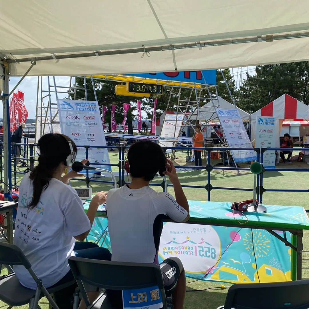 上田藍さんのインスタグラム写真 - (上田藍Instagram)「. ☀️☀️☀️☀️☀️☀️☀️☀️☀️☀️☀️☀️☀️   Yokohama Hakkeijima Triathlon Festival🐬✨ #yokohama #kanazawaku #hakkeijimaseaparadise #triathlon   🐬🐬🐬🐬🐬🐬🐬🐬🐬🐬🐬🐬🐬  昨日9/24(日)、神奈川県にて開催されました【横浜八景島トライアスロンフェスティバル】にハマトラ(横浜トライアスロンの愛称)アンバサダーとして参加をさせていただきました🌟  4年ぶりの開催！ そして、より親しみやすい大会を目指されての【八景島シーサイドトライアスロン】というネーミングからリニューアルされての開催となり、509名のアスリートの皆さんがトライアスロンに挑戦されました🙌✨  トライアスロンデビューの方が多く、ドキドキわくわくな気持ちと、家族やチームメイト、仲間、恋人.. と一緒にチャレンジされる会場の温かな雰囲気は和気藹々としていて、その名の通り【フェスティバル=お祭り🎊】て'した。  私も皆さんと一緒にトライアスロンを楽しませていただきました🤗✨  選手、大会関係、スタッフの皆さん、ありがとうございました🍀  大会中は、MCトークやレース前のワンポイントアドバイス、ランニングコースでの並走や一緒にフィニッシュ、現場にこられていた金沢シーサイドFMラジオに生出演などなど、沢山の方と合流をさせていただけてパワーをもらいました🙌💓  トライアスロンデビューを果たされた皆さん、おめでとうございます㊗️ ぜひ生涯スポーツとしてトライアスロンを更に楽しんでいっていただきたいです☺️  そして、トライアスロンに興味を持たれた方もぜひ🌠来年、チャレンジをしていただきたいです。お待ちしております🤗✨  #横浜八景島トライアスロンフェスティバル #トライアスロンデビュー✨ #笑顔のフィニッシュ🙌 #ありがとうございました🍀 #トライアスロン #上田藍 #感謝💓」9月25日 17時06分 - ai_love_tri