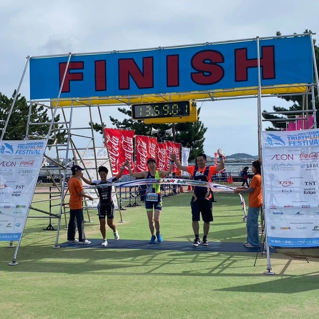 上田藍さんのインスタグラム写真 - (上田藍Instagram)「. ☀️☀️☀️☀️☀️☀️☀️☀️☀️☀️☀️☀️☀️   Yokohama Hakkeijima Triathlon Festival🐬✨ #yokohama #kanazawaku #hakkeijimaseaparadise #triathlon   🐬🐬🐬🐬🐬🐬🐬🐬🐬🐬🐬🐬🐬  昨日9/24(日)、神奈川県にて開催されました【横浜八景島トライアスロンフェスティバル】にハマトラ(横浜トライアスロンの愛称)アンバサダーとして参加をさせていただきました🌟  4年ぶりの開催！ そして、より親しみやすい大会を目指されての【八景島シーサイドトライアスロン】というネーミングからリニューアルされての開催となり、509名のアスリートの皆さんがトライアスロンに挑戦されました🙌✨  トライアスロンデビューの方が多く、ドキドキわくわくな気持ちと、家族やチームメイト、仲間、恋人.. と一緒にチャレンジされる会場の温かな雰囲気は和気藹々としていて、その名の通り【フェスティバル=お祭り🎊】て'した。  私も皆さんと一緒にトライアスロンを楽しませていただきました🤗✨  選手、大会関係、スタッフの皆さん、ありがとうございました🍀  大会中は、MCトークやレース前のワンポイントアドバイス、ランニングコースでの並走や一緒にフィニッシュ、現場にこられていた金沢シーサイドFMラジオに生出演などなど、沢山の方と合流をさせていただけてパワーをもらいました🙌💓  トライアスロンデビューを果たされた皆さん、おめでとうございます㊗️ ぜひ生涯スポーツとしてトライアスロンを更に楽しんでいっていただきたいです☺️  そして、トライアスロンに興味を持たれた方もぜひ🌠来年、チャレンジをしていただきたいです。お待ちしております🤗✨  #横浜八景島トライアスロンフェスティバル #トライアスロンデビュー✨ #笑顔のフィニッシュ🙌 #ありがとうございました🍀 #トライアスロン #上田藍 #感謝💓」9月25日 17時06分 - ai_love_tri