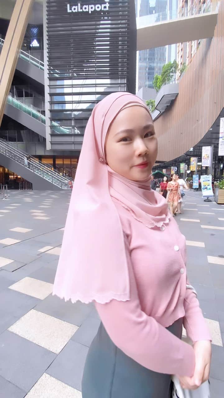 sunaのインスタグラム：「🌸Hijab macam sakura Jepun🌸 . The most important thing for me when choosing a hijab is the design.   I love the flower design of this hijab, which looks just like Japan's cherry blossoms.   Also, hijab requires ironing, but I would like to choose materials that don't require ironing as much as possible.   Comparatively, I usually wear Shawl because ironing takes less time than Square Hijab. ------------------------------------- All Muslimah wearing hijab when they go out. In this account, a Japanese converted Muslimah will show you how to look beautiful while hiding your hair and skin with a hijab.  ⭐️Easy way to make Kirei with Hijab ⭐️Tips to enjoy Modest fashion for woman who hide their skin . #hijab #hijabstyles  #hijaberstyle #hıjabfashion  #hijabtutorial #hijabinspiration  #hijabi  #fashionmalaysia #muslimahfashionistawear  #malaysiamuslim #cantikcantik  #cantikhijab #hijabmurah  #hijabcollection  #comel #hijabmasakini   #igmalaysia  #muslimmalaysia  #malaysia  #malaysiaculture #malaysiastyle  #malaysiafashion  #malaysianbeauty  #malaysiancantik  #japanesemuslimah  #cantikindonesia  #cantiknatural  #muslimahcantik  #muslimawear  #muslimahhijab」