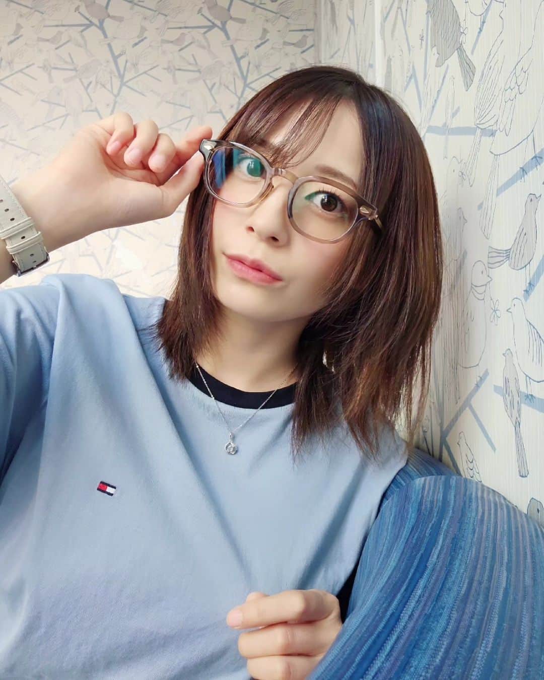 のインスタグラム：「💙  ブルー  #blue #眼鏡 #ウルフカット #レイヤー #AKB48」