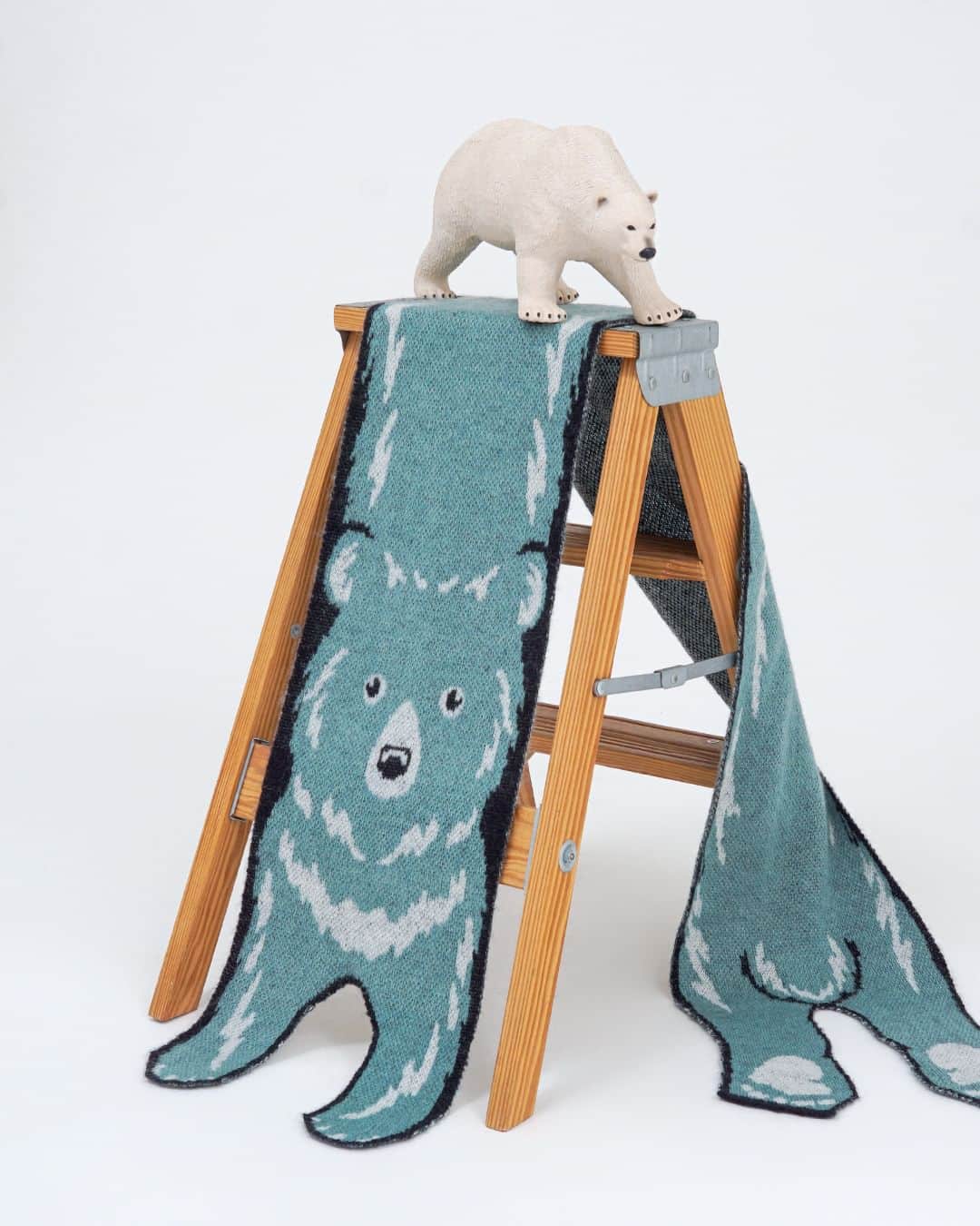 marbleSUD(マーブルシュッド) のインスタグラム：「クマとバンビ、あなたはどっち派？ 今年もこの季節がやってまいりました。marble SUDのユニークな巻物“アニマルマフラー”。これぞまさに大人の遊び心が120%凝縮された一品です。  LOOK BOOKに掲載されている事もあり発売前からお問合せ多数！気になっていた方はお早めのチェックをオススメします。直営店とonline shopで本日より発売スタート！」