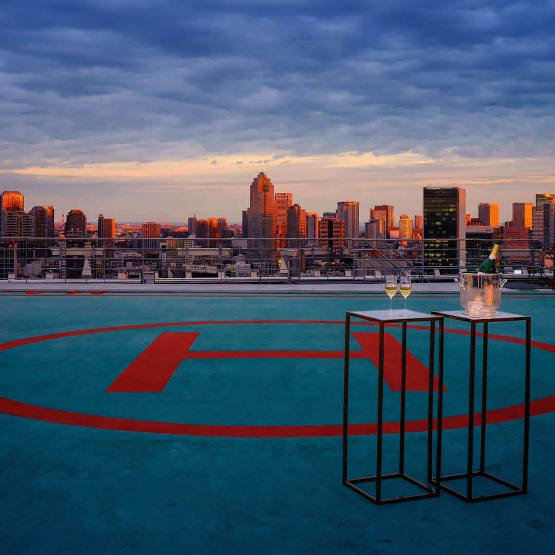 The Peninsula Tokyo/ザ・ペニンシュラ東京のインスタグラム：「サンセットに包まれた東京の摩天楼。ザ・ペニンシュラ東京のヘリパットより絶景をお届けします♪  With buildings covered in a warm shade of orange, the skyline transforms into a canvas. A view from the helipad at The Peninsula Tokyo.」