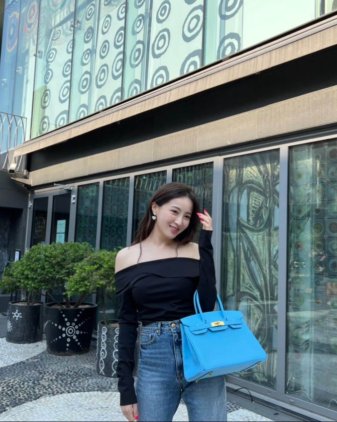 ジャング・ウネ・サングのインスタグラム：「가을이 오는것 같아 🍂 아니, 온건가? 🍂 お元気ですか？ How are you guyz? 🐷 今日もいい天気✨☀️」