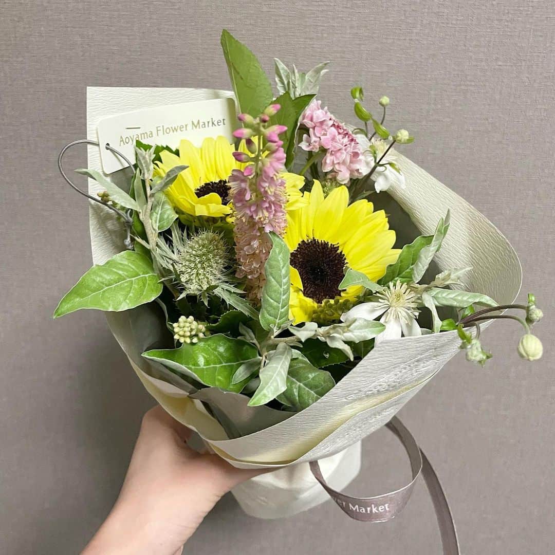 KANAKAのインスタグラム：「記念日にかわいいブーケを用意してくれてた💐  ゆっくりホテルステイ🌙  #記念日 #記念日デート #ブーケ #ひまわり #ホテル #ホテルステイ #神戸 #神戸ホテル #orientalhotel」