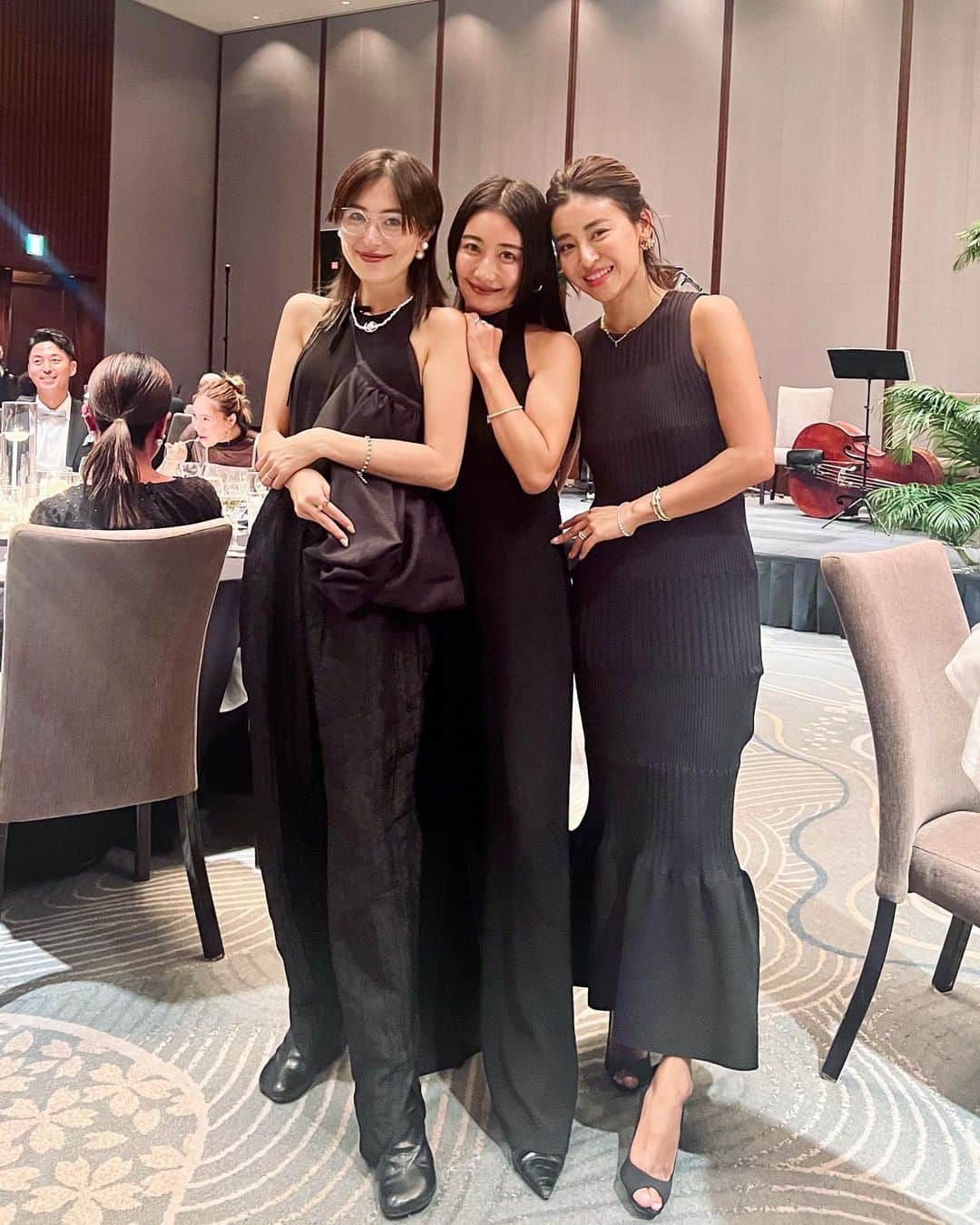のインスタグラム：「昨日は @130yuki & @kathy_tan529 の披露宴に出席させて頂きました♡  立っているだけで絵になる高身長な二人。 でもチャーミングで可愛かった♡ 終始温かい気持ちになりました♡  改めて、YUKI君、ケイカちゃんおめでとう 🩷✨ 末永くお幸せに♡  会場では懐かしの知人達にも会えて楽しかった♡  そして旅人二人にも会えました♡ @alexiastam1988 @icumi___   旅人…笑  みんな、ブラックスタイリングでした❤︎」
