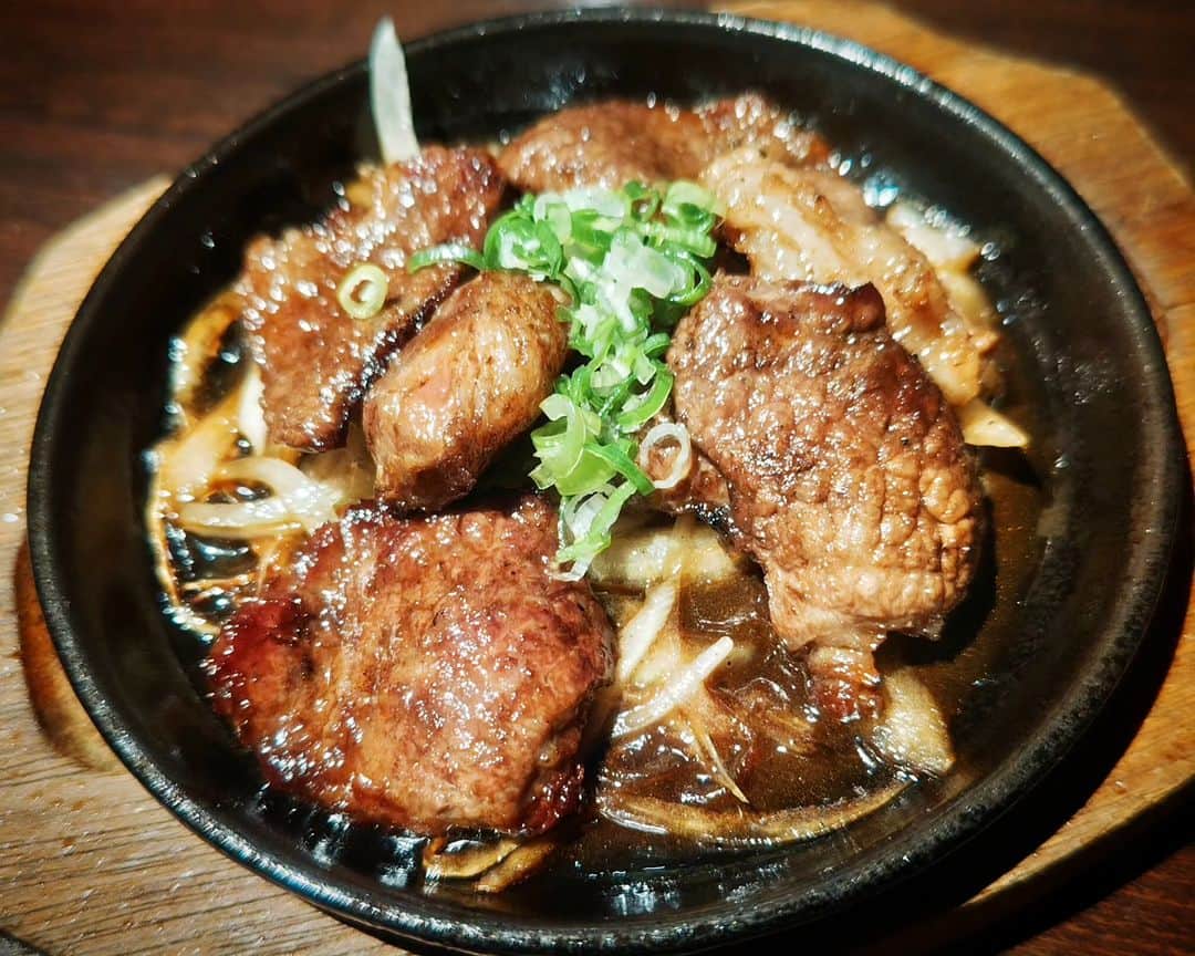 和田益典さんのインスタグラム写真 - (和田益典Instagram)「◆先週木曜(9/21)のスタジオ前晩ごはん  一応備忘録として。  リーグ優勝翌日、緊急生配信する前でございます。  最近ここ多いですね。 丸勝も安いし赤星なのでよく使いますが、あそこは賑やか過ぎて打合せしにくいんですよね。 ここは団体客が居てたら結構賑やかになるけど、一応仕切りがあるので打合せはしやすい。  しっかしトウモロコシは旨いのぅ〜  最近使用頻度が高いので、厚切り牛タンや昭和グラタンは今回頼まず。 . . #備忘録 #和牛炙り寿司 #鰻炙り寿司 #トウモロコシ #ウナギ #うなぎ #ハラス #厚切り牛タン #鮭 #鮭ハラス #玉蜀黍 #牛もも肉 #鉄板焼き #とうもろこし #十三 #十三西口 #高崎流クリエイティブキッチン道場 #居酒屋 #飲み屋  野菜？  食べてるでー。 .」9月25日 17時18分 - masunori_wada