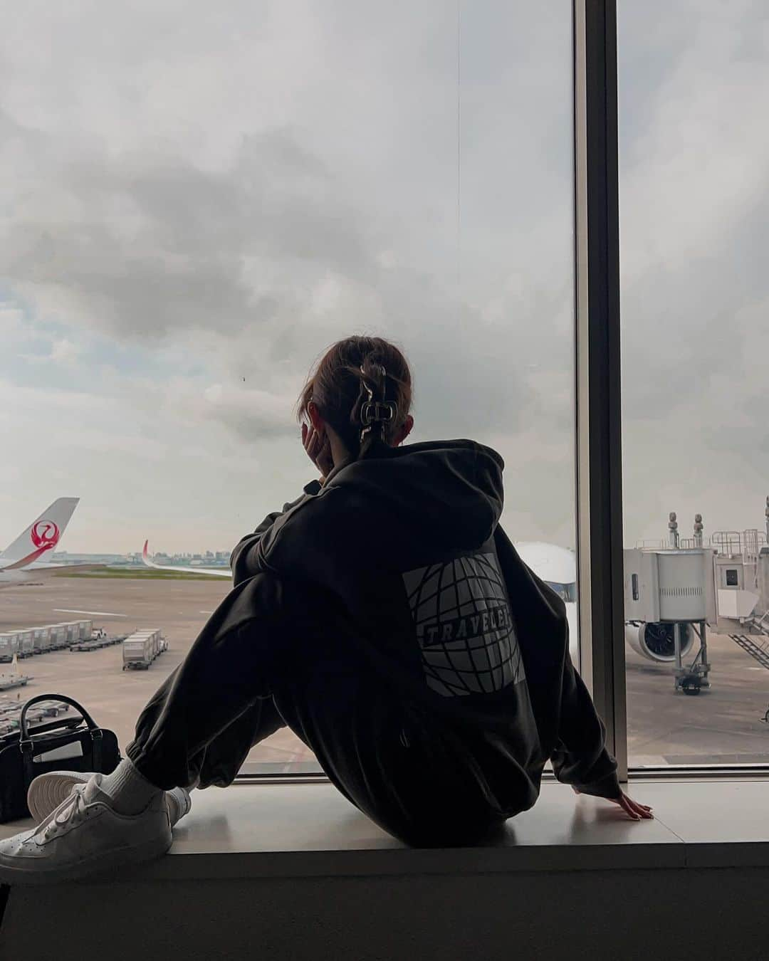 RUI ONUMAさんのインスタグラム写真 - (RUI ONUMAInstagram)「この前の旅行のフライトコーデ✈️☁️  このセットアップSHEINなんだけど 楽ちんだしオーバーサイズでかわいかった🩶  飛行機って高確率で寒いし スウェットが1番楽だよねん♡  飛行機だいすきっ笑 何回乗ってもわくわくする♡笑  SHEINクーポンコードもあるので ぜひ使ってね🫶✨  【 クーポンコード：ONUMA 】   1～5,999円まではセール価格より15%OFF 6,000円以上は20%OFF 利用期限は12月31日まで〆  @shein_japan  @sheinofficial   #SHEINforAll #SHEIN #SHEINpartner #sheinクーポンコード  #shddinクーポン #ad #今日のコーデ #OOTD」9月25日 17時28分 - onumaaan