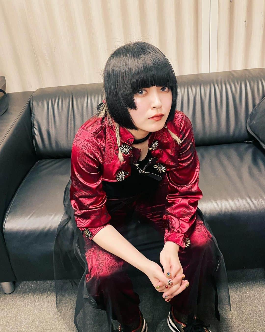 のインスタグラム：「🐼　#ジェイハグ　🇨🇳 ⁡ ⁡ ジェイハグロック2023 Yokohama mint hallのお衣装 ＿＿＿＿＿＿＿＿＿＿＿＿ ⁡ 遊びに来てくださった勇者のみなさま ありがとうございました！！！ ⁡ 横浜でのライブということで 横浜中華街をイメージしたチャイナ衣装です🥢 ⁡  𓂃𓂃𓂃𓂃𓂃 ⁡ ⁡ ＼ L I V E ／ ⁡ ⁡ 11/4(土) 開催、4th Single「Queen of the Night」リリース記念ワンマンライブ『#白昼夢のヒカリ』&『#月下の夜風』オフィシャルサイト先行予約受付中！！ ⁡ 二部構成の弾き語りライブです。 終演後、対象商品ご購入のお客様へサイン会もご参加いただけます。 (※サイン会参加券は数に限りがあり、無くなり次第終了となります。) ⁡ #kanoerana #anime #kanoe #ハニーホリック #acoustic #guitar #少女漫画 #summer #anime #kanoe #yukata #OP #helck #ティアムーン帝国  #千紘くんは、あたし中毒。#acoustic #guitar #live #band」