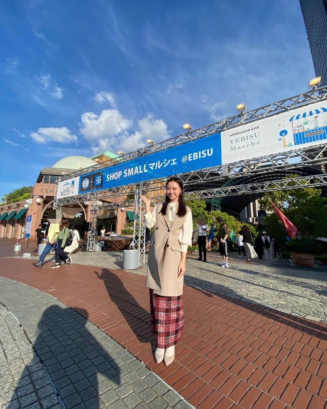 のインスタグラム：「・ ・ 昨日は#アメリカンエキスプレス による、 街のお店を応援するプログラム#SHOPSMALLと、  東京・恵比寿で人気の#YEBISUマルシェ がコラボレーションした “SHOP SMALLマルシェ @EBISU” にてMCを務めさせていただきました！！  素敵なお店が30店舗以上出店、 さらに日曜日ということもあり、 多くの方々が来場されていました✨ お天気にも恵まれてマルシェ日和でしたよ♪  ビンゴ大会にもたくさんの方が！  皆さんの笑顔に私まで幸せな気持ちになれました❤️  一緒に盛り上げてくださり本当にありがとうございました♪」