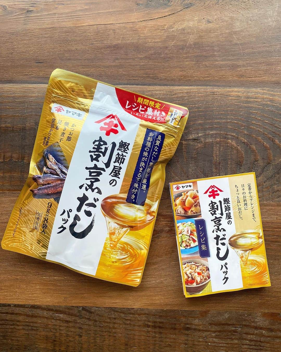 るみさんのインスタグラム写真 - (るみInstagram)「・ 今日のレシピ  ＼ほったらかしで！うまだしチキン／ 『茹で鶏のだし茶漬け』  手軽に使える「鰹節屋の割烹だしパック」を使用してだし取りをし、そこにお肉を入れて後は火を止め放置するだけの簡単茹で鶏を作りました。  だしの風味を感じられるチキンとそのおだしは絶品！ だしチキンはやさしい味わいでサラダや和え物などどんなお料理にも合わせやすいためおすすめです。 また、だしパックは良質なだし素材を厳選、下味も付いているので簡単に味が決まります。  チキンもだし汁も無駄なく活用でき、一度に2品献立も可能、もちろん作り置きにも便利ですのでぜひお試ししてみてくださいね。 ・ 【材料】2人分 鶏ささみ…4本(230g) 生姜…2枚(薄切り) 長ねぎ…10㎝(青い部分) 鰹節屋の割烹だしパック…1袋 水…600ml 梅干し…2個 大葉…2〜3枚 小ねぎ…1〜2本 みょうが…1個 ご飯…お茶碗2杯分 白いりごま…適量 ・ 【作り方】 ①鍋に水、鰹節屋の割烹だしパック、生姜、長ねぎを入れて煮立てる。沸騰したら中火で5分煮出す。  ②煮出している間に鶏ささみの筋をとる。煮出したら火を止めてだしパックを取り出し、ささみを加える。蓋をしそのまま5〜6分置く。  ③鶏ささみに火が通ったら取り出し粗熱をとりほぐす。粗熱をとる間に大葉はせん切り、小ねぎ・みょうがは小口切りにする。  ④器にご飯をよそい、ほぐしたささみ、梅干し、大葉、小ねぎ・みょうがめを盛り付け、だし汁をかけて白いりごまをちらす。  ■だしチキンは、だし汁につけて冷蔵保存も可能、2〜3日を目安にしてください。だし汁に漬けておくとよりだし感を味わえるチキンに仕上がります。  ■だしチキンはサラダや和え物などにも活用していただけます。  ■だし汁はスープにもおすすめです。捨てずに活用しましょう。 ※調味料不要、簡単卵スープ ねぎや生姜は取り出し、だしを温め溶き卵を回し入れ、卵が固まれば完成。 ・ ・ 今日のpoint☝️ ●肉の厚み、お使いの鍋によって火の通り時間が違うため様子をみて適宜調節してください。また工程2でささみを加えた時に、鍋底にくっつきそうであれば手早くさっと菜箸などで上下をかえしてから蓋をすると防げます。  ●添える薬味等はお好みのもので◎。昆布、沢庵、明太子、錦糸卵、三つ葉などもおすすめです。またお茶漬けは冷、温どちらでもお好みでお召し上がりください。 ・ ・ 🔶今回使用しただしパックは、 ヤマキ @yamaki_official  さま 「鰹節屋の割烹だしパック」です。  お料理の味が決まる下味付きでとても便利。 スーパーでもご購入できます。 今なら期間限定のレシピ集もついていてだしパックの使い方の参考レシピがいくつか掲載されていてうれしい☺️ ぜひチェックしてみてくださいね！ ・ ・ ◇レシピの検索、保存は、 レシピサイト @recipe.nadia からできます。 ☆Nadia  ID  468728 ・ ・ ・ ✼ •• ┈┈┈┈┈┈┈┈┈┈┈┈ •• ✼ 著書📕『るみのささっと和食』 2022年5月31日発売 出版社／ワン・パブリッシング  ※全国書店、Amazon、楽天ブックスにてご購入できます。  ※詳しくは @ru.ru_rumi  プロフィールリンクからご覧いただけます。 ✼ •• ┈┈┈┈┈┈┈┈┈┈┈┈ •• ✼ ・ ・ #PR #ヤマキ #鰹節屋の割烹だしパック　 #だしパック ・ #レシピ本 #るみのささっと和食　 #NadiaArtist #Nadiaレシピ #Nadia #茹で鶏 #鶏肉レシピ#時短レシピ #簡単レシピ #節約レシピ #手作りごはん #簡単ごはん #和食ごはん #和食レシピ #献立 #料理本 #japanesefood」9月25日 17時27分 - ru.ru_rumi