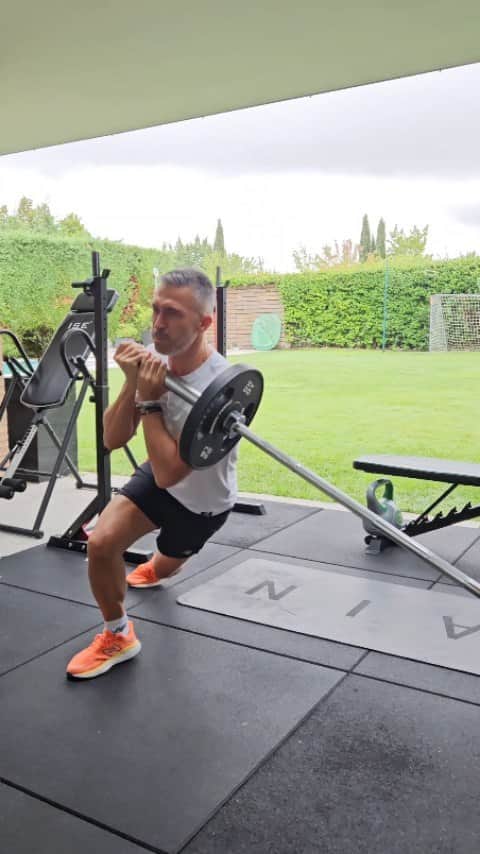 ルイス・ハビエル・ガルシア・サンスのインスタグラム：「MONDAY Start this week raising the bar to a new routine. Needed a challenge and found a different one to try. Long week travelling to Barcelona & Nairobi later on so packing my stuff to workout on the move. No excuses. Have a great week guys !!」