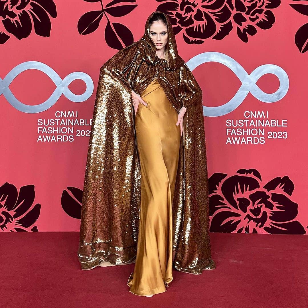 ココ・ロシャのインスタグラム：「It giving _____? Fill in the blank for last nights  #CNMISustainableFashionAwards @milanfashionweek look. Fashion by @albertaferretti, glam by @alicefayre & @leongorman.」