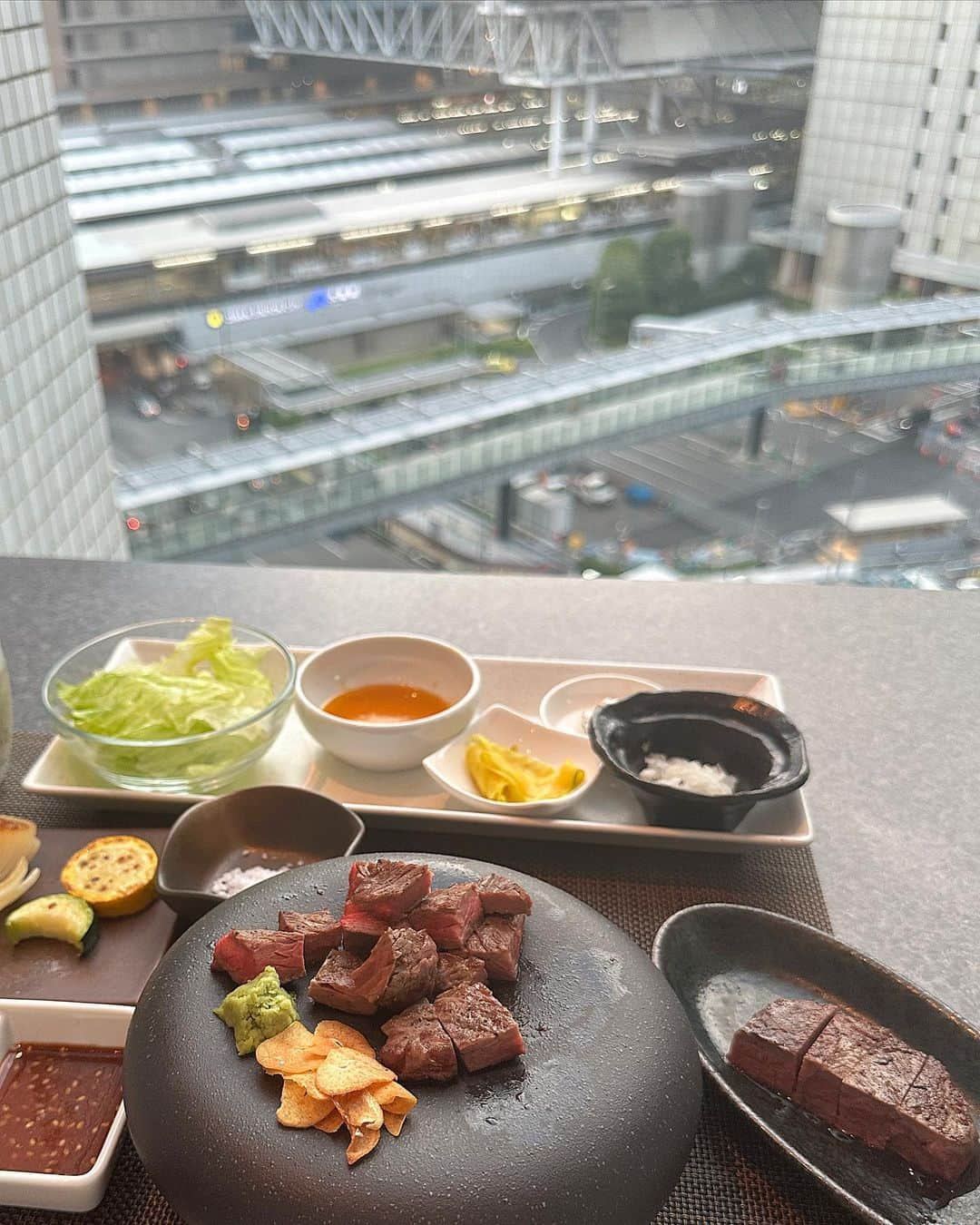 山本瑠香さんのインスタグラム写真 - (山本瑠香Instagram)「絶景鉄板焼き🥩🍷♡  目の前に夜景が広がる 素敵なロケーションの中 食べるお肉は増し増しでおいしかった‼︎✨ . . . #鉄板焼き #鉄板焼きディナー #梅田 #梅田グルメ  #梅田ディナー #ハービスエント #夜景 #夜景ディナー」9月25日 17時33分 - ruka_1010_team8