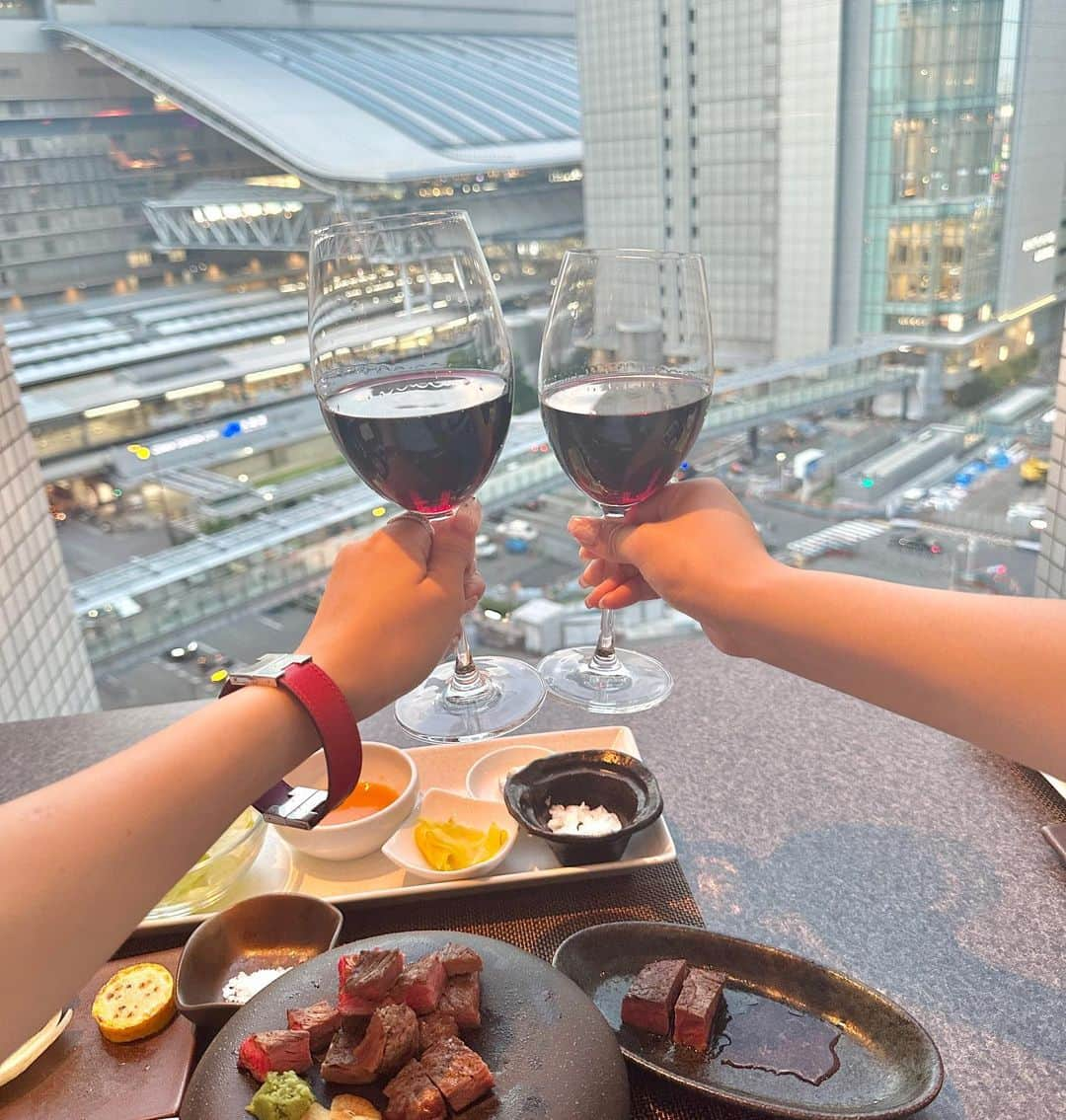 山本瑠香さんのインスタグラム写真 - (山本瑠香Instagram)「絶景鉄板焼き🥩🍷♡  目の前に夜景が広がる 素敵なロケーションの中 食べるお肉は増し増しでおいしかった‼︎✨ . . . #鉄板焼き #鉄板焼きディナー #梅田 #梅田グルメ  #梅田ディナー #ハービスエント #夜景 #夜景ディナー」9月25日 17時33分 - ruka_1010_team8