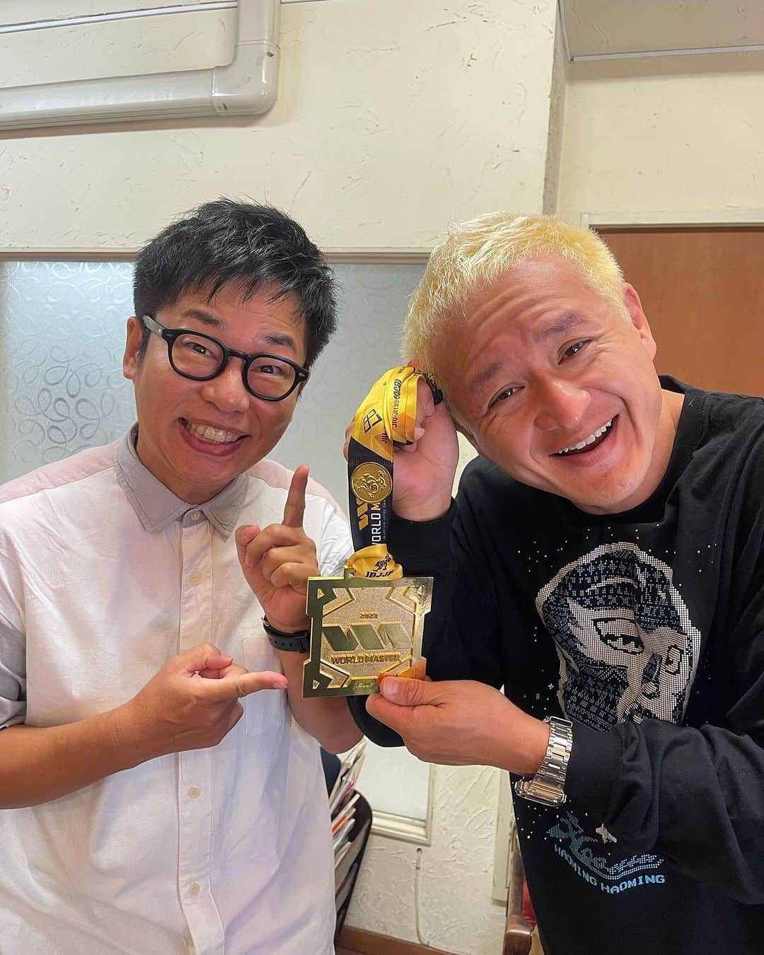 杉本知香さんのインスタグラム写真 - (杉本知香Instagram)「福ちゃんの金メダル🥇‼️ ほんとに凄い‼️  #中目黒美容室 #ガリットチュウ福島#ガリットチュウ #福島善成#ブラジリアン柔術 #ワールドマスター#世界一#金メダル #富士彦#沼津ラクーンよしもと劇場  #ネゴシックス」9月25日 17時35分 - sugimotoc